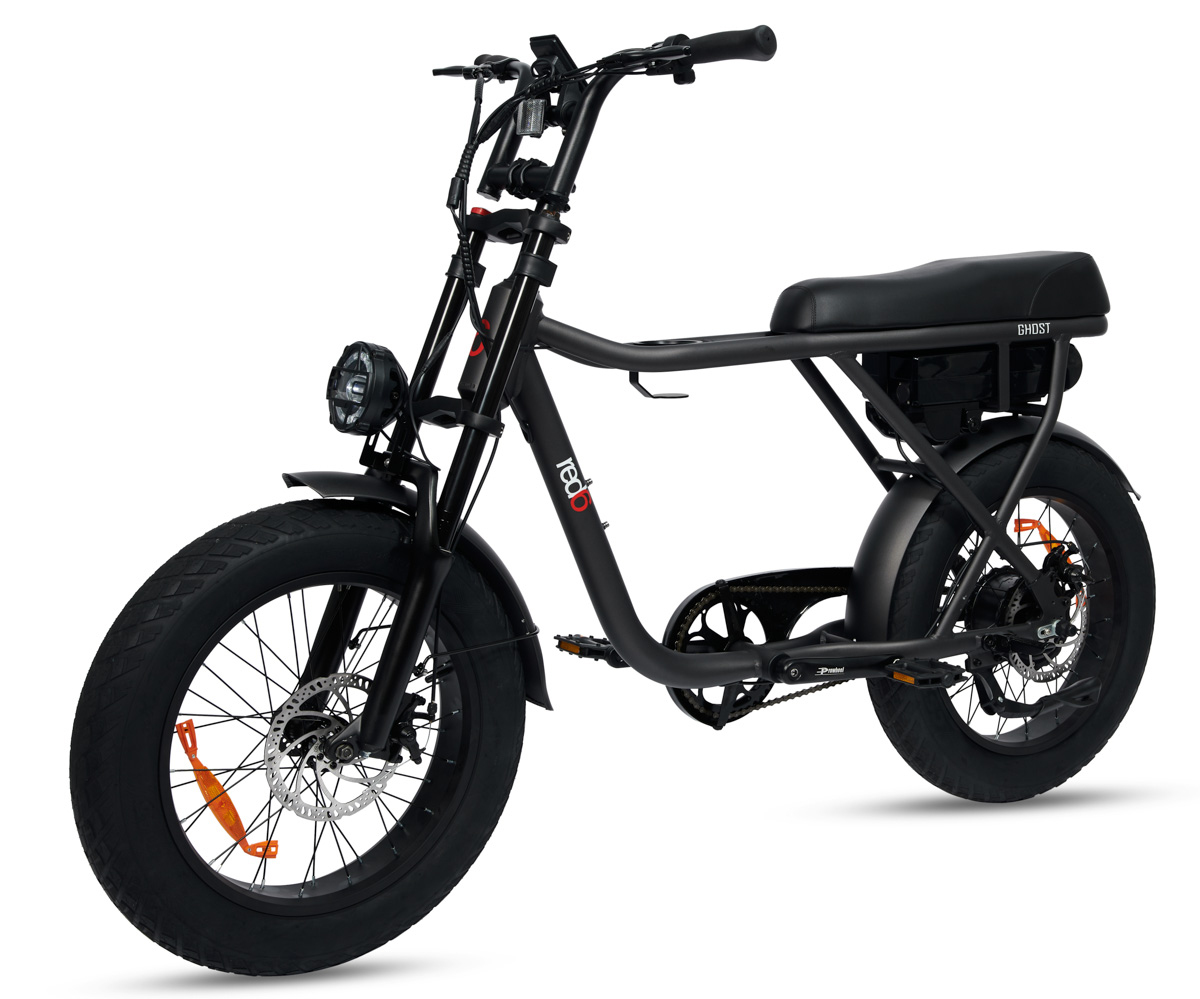 Un vélo électrique noir moderne avec des pneus larges, une selle plate et un phare rond sur fond blanc.