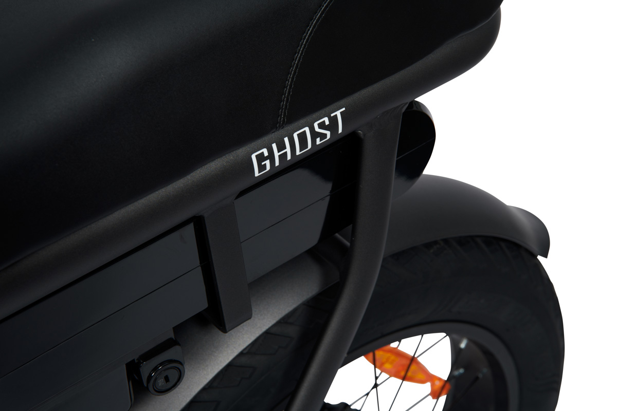 Gros plan sur un cadre de vélo noir avec le mot GHOST, une selle noire et une roue arrière.