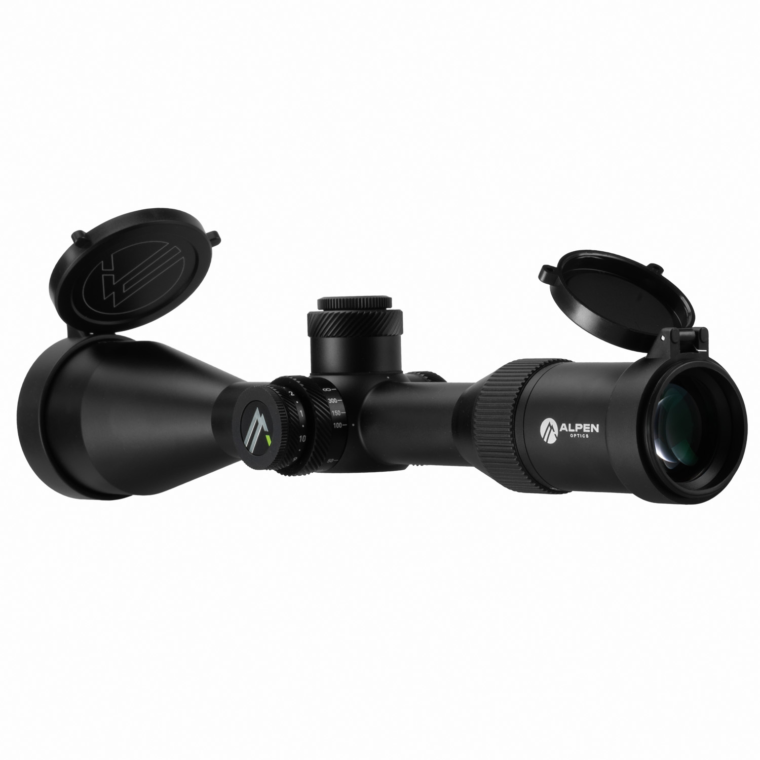Un visor telescópico Alpen Optics negro con tapas de lentes abiertas sobre fondo blanco.