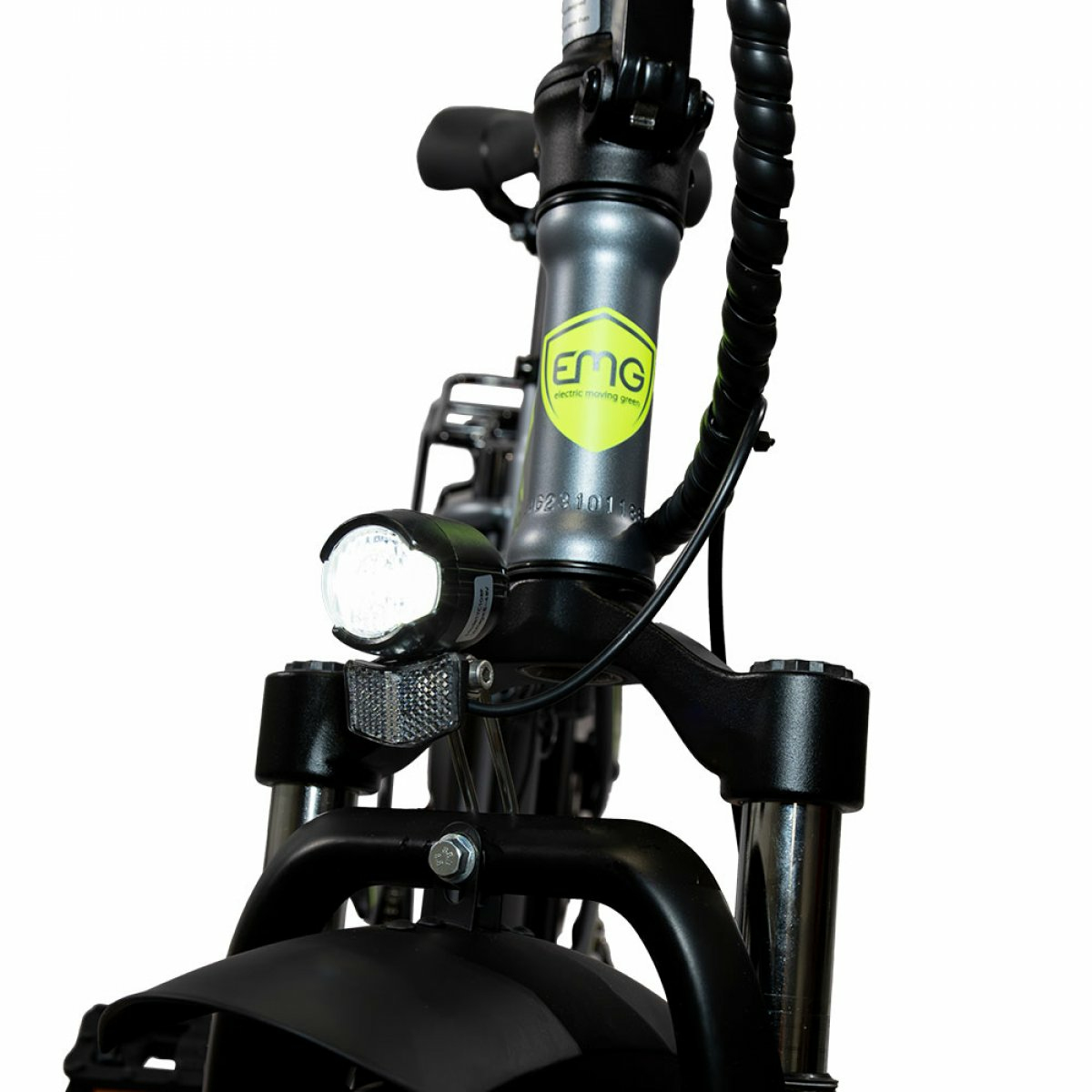Primo piano della forcella anteriore della e-bike grigia con faro illuminato e logo EMG.
