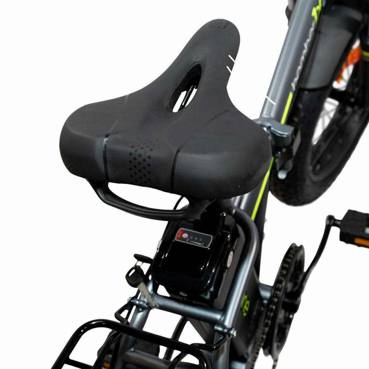 Primo piano di una sella per bicicletta nera con apertura su una bici elettrica grigia su sfondo bianco.
