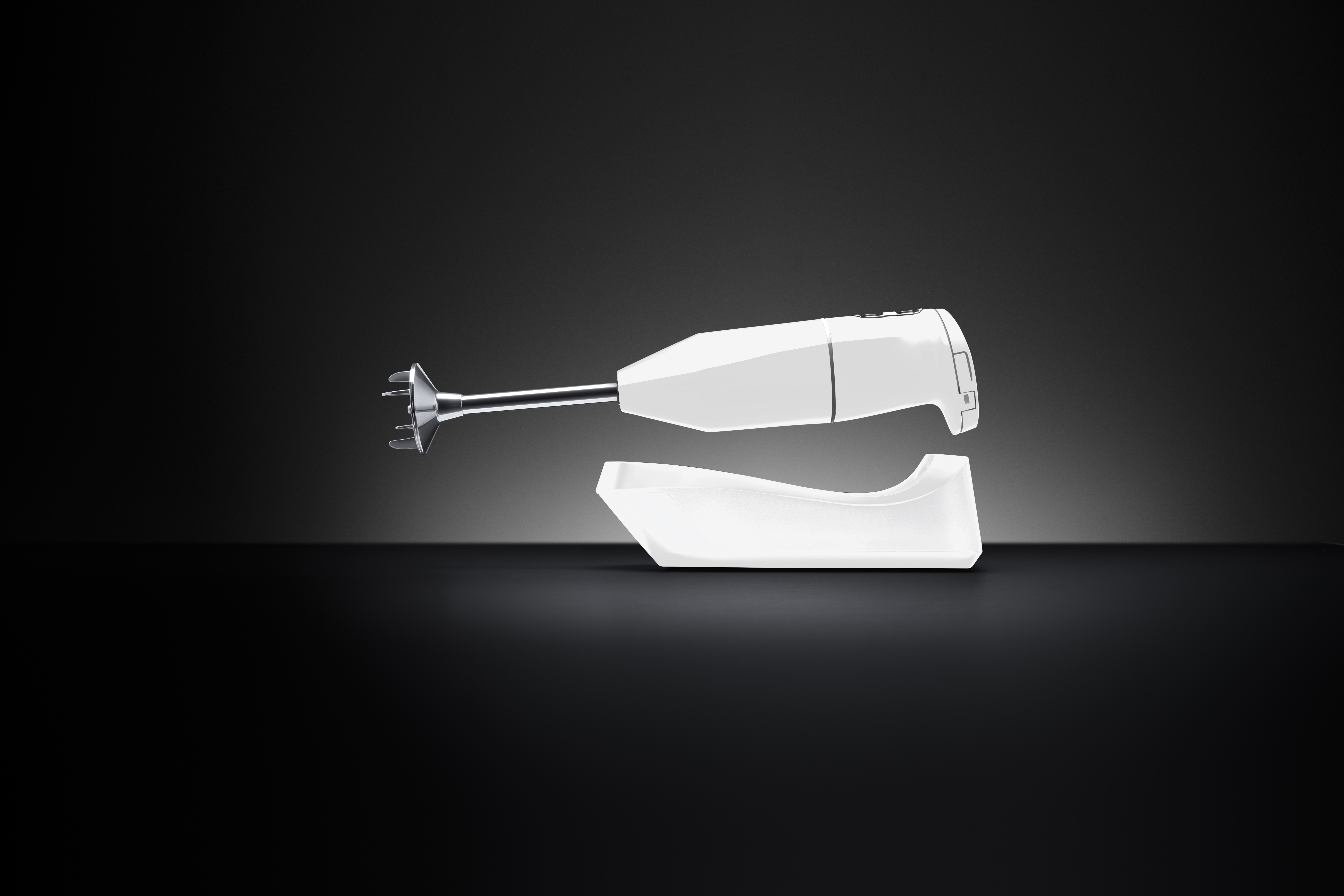 Biały blender ręczny unosi się nad pasującą białą podstawą na ciemnej powierzchni z gradientowym tłem.