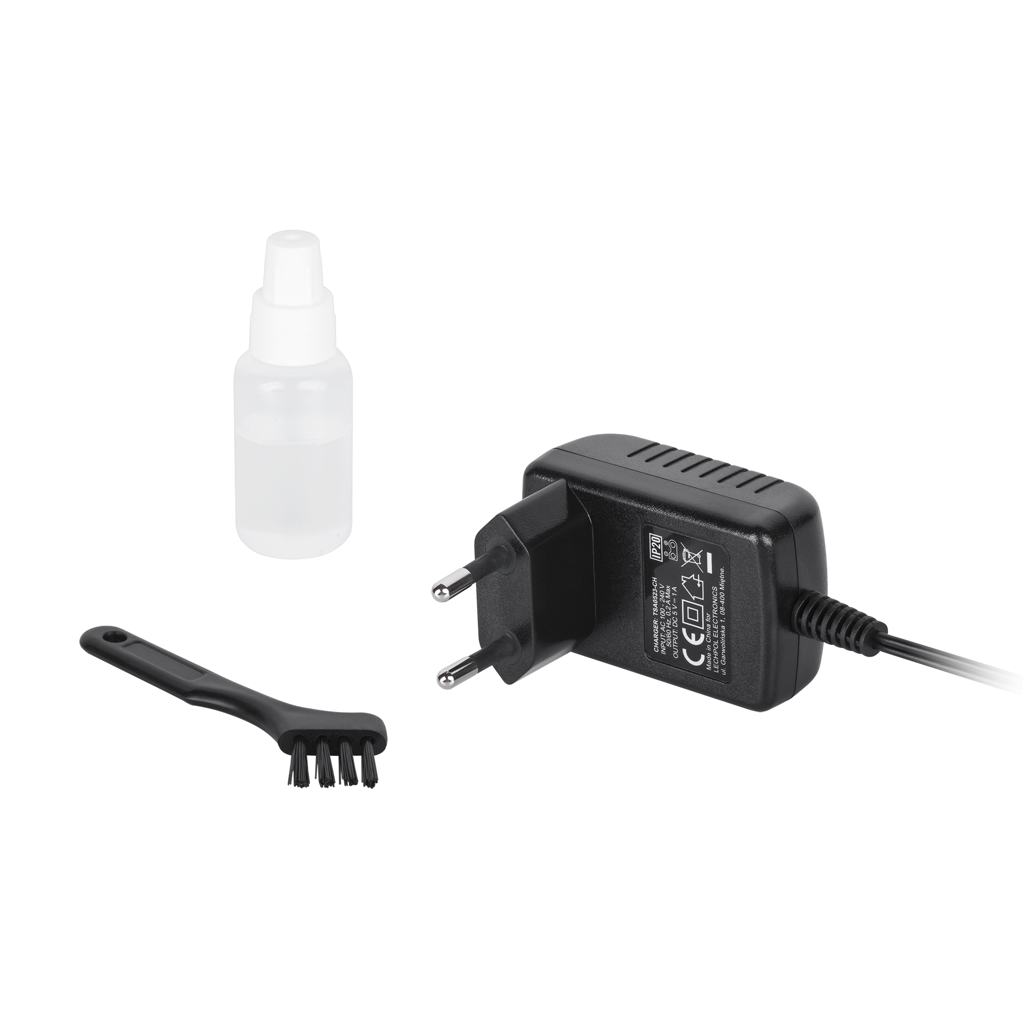 Ein schwarzes Netzteil, eine kleine Plastikflasche mit Flüssigkeit und eine schwarze Reinigungsbürste.