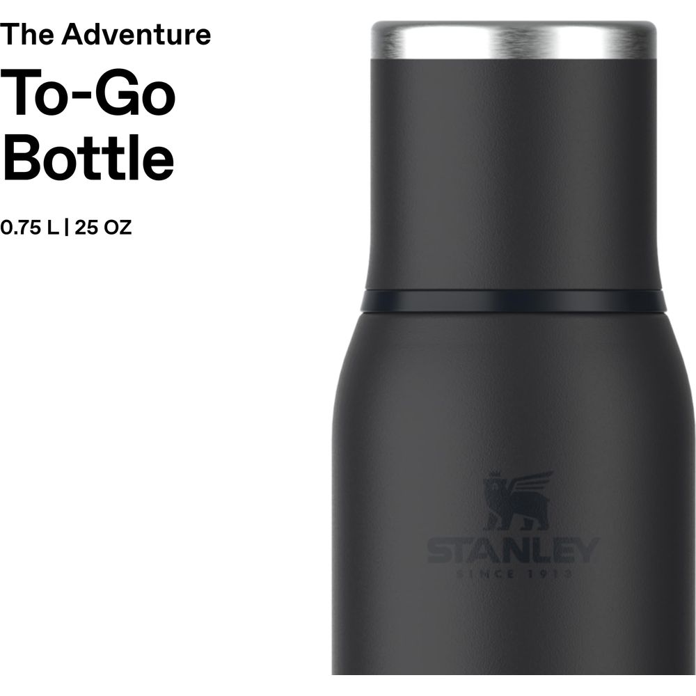 Gümüş kapaklı ve Stanley logolu mat siyah Stanley Adventure To-Go şişesi.