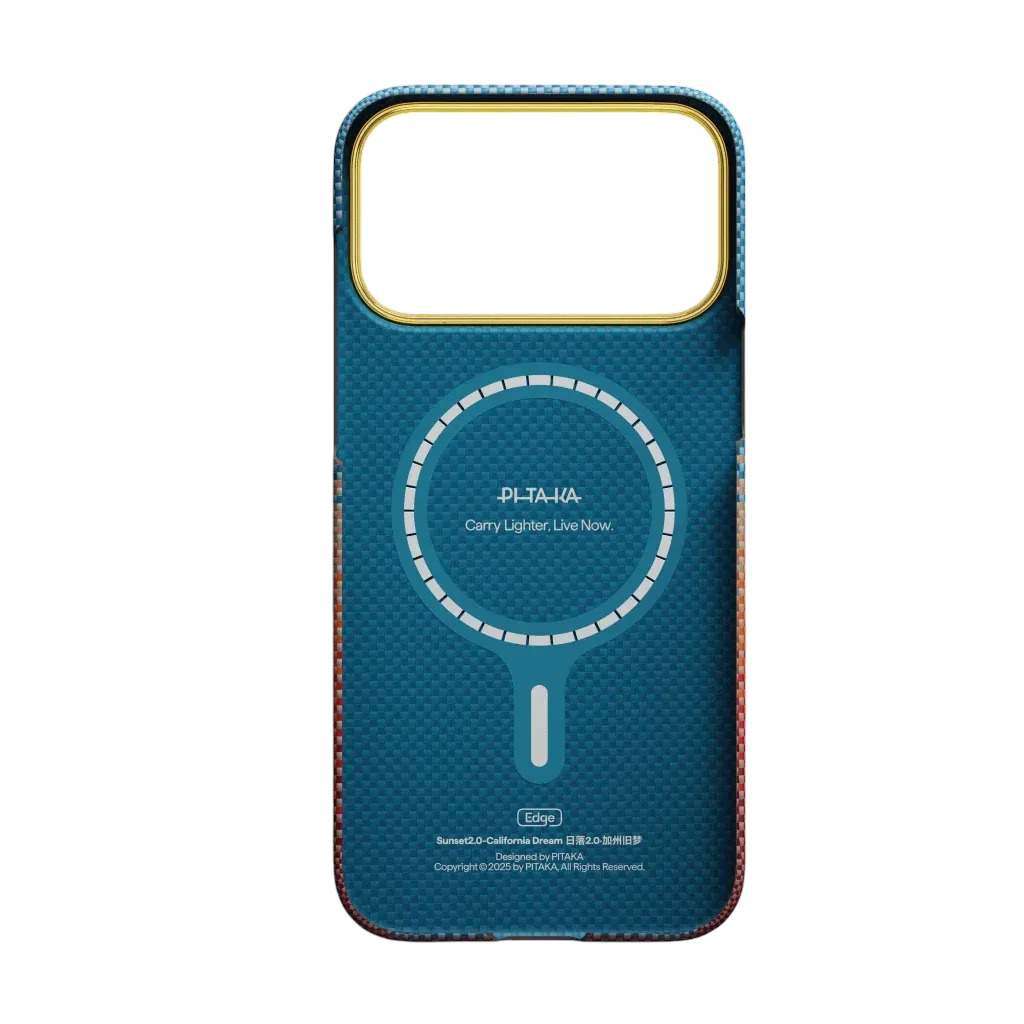 Niebieskie etui na telefon z włókna węglowego z pierścieniem MagSafe, logo Pitaka i złotym wycięciem na aparat na białym tle.