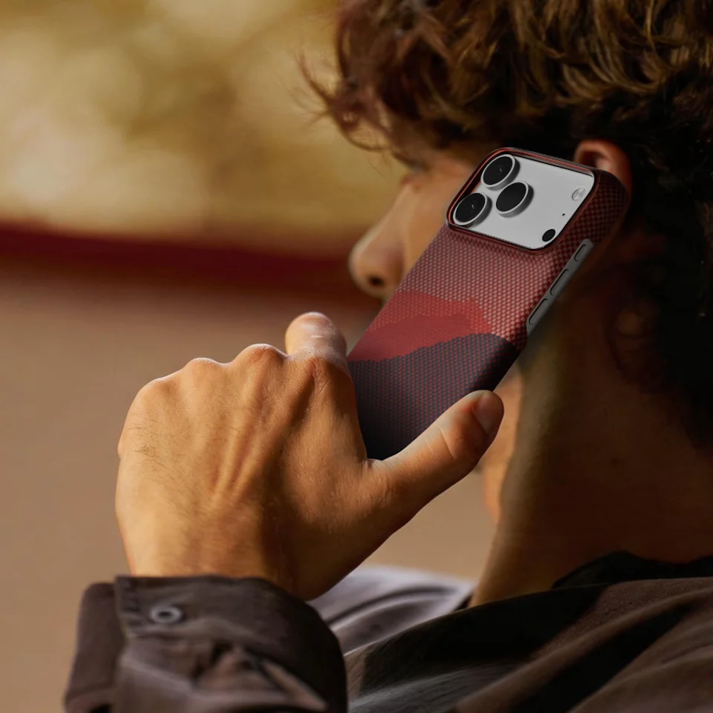 Mężczyzna rozmawia przez smartfon w czerwono-czarny wzór.