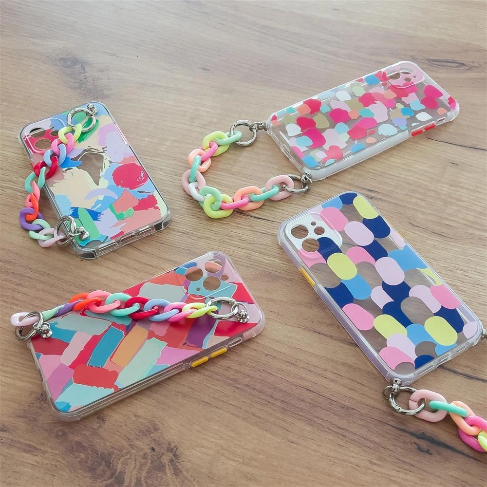 Quattro cover trasparenti con motivi astratti e catene pastello su legno.