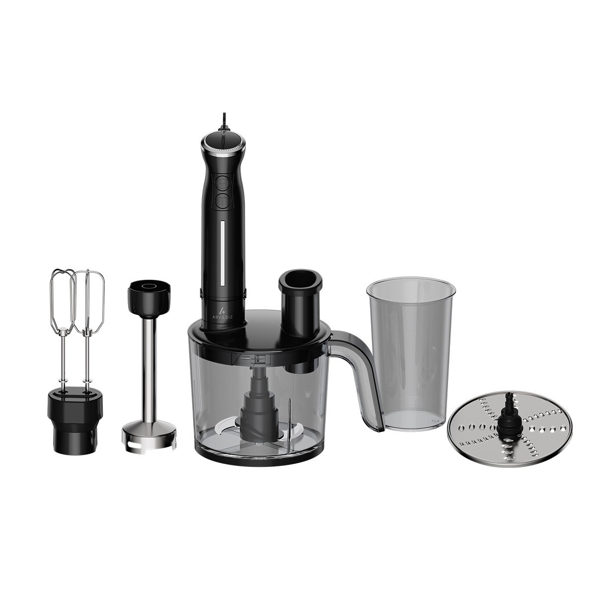 Beyaz arka planda ölçekli kap, doğrayıcı, çırpıcılar ve aparatlara sahip siyah el blender seti.