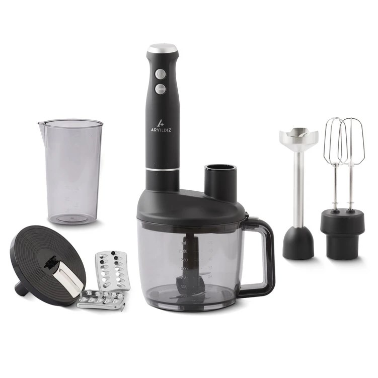 Beyaz arka planda ölçekli kap, doğrama haznesi, çırpıcılar ve bıçaklarla siyah el blender seti.