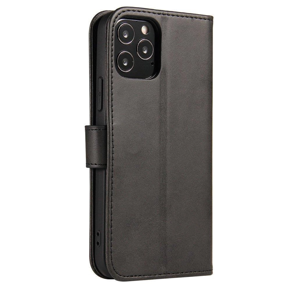 Custodia per telefono in pelle nera con patta anteriore chiusa e ritaglio per tripla fotocamera sul retro.