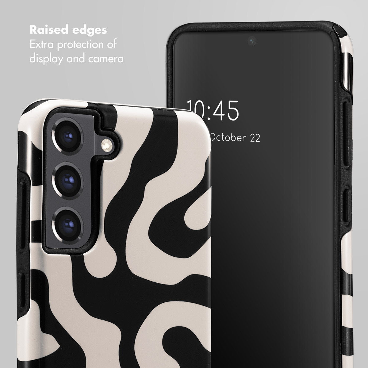 Smartphone avec coque à motifs noir et blanc et bords surélevés pour protection.