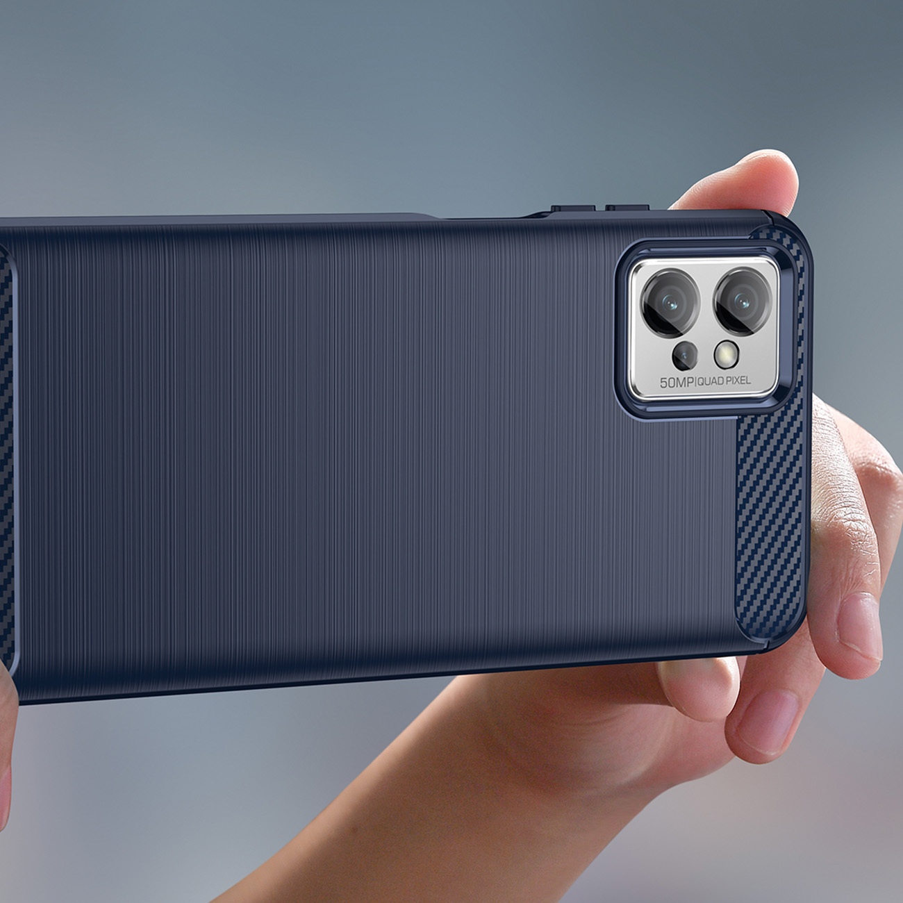 Una mano tiene uno smartphone blu con finitura in metallo spazzolato e doppia fotocamera.
