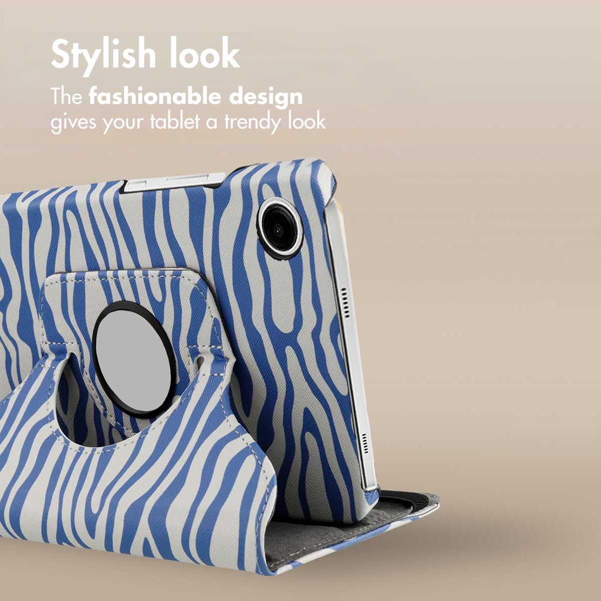 Een tablet in een blauw-wit zebra-gepatroneerd hoesje met standaard tegen een neutrale achtergrond.