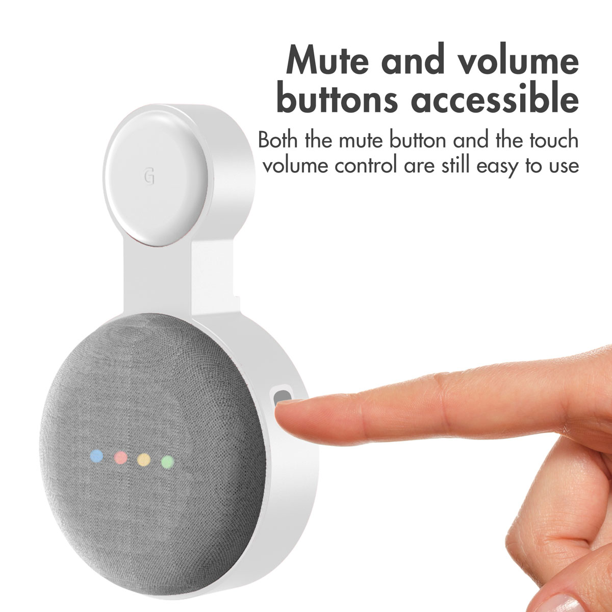 Un dito preme il tasto mute di un Google Home Mini bianco in un supporto.