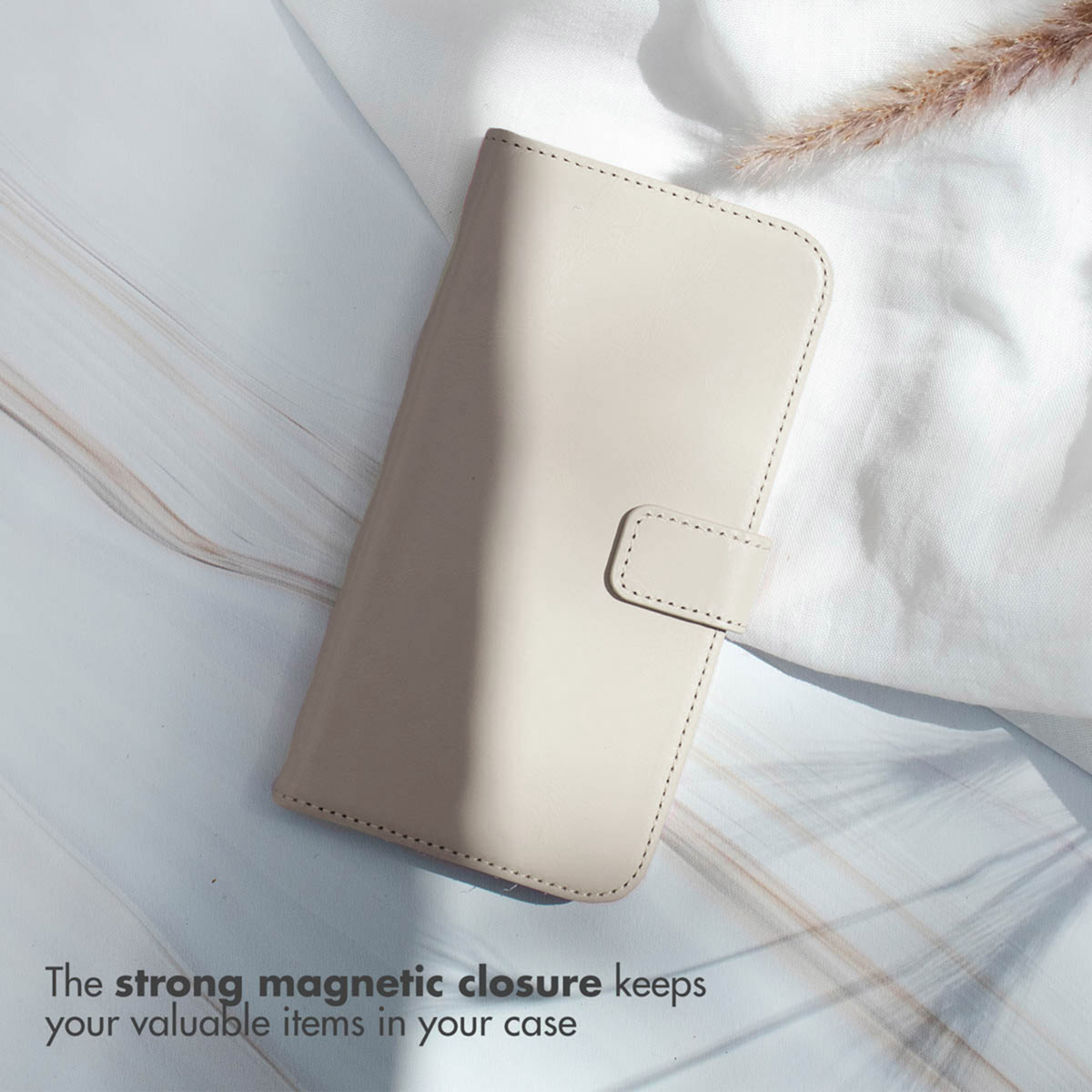 Una funda de móvil de cuero beige cerrada sobre fondo claro con texto.
