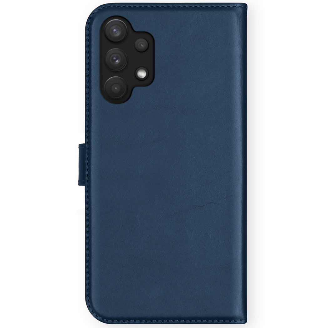 Étui de téléphone en cuir bleu foncé avec un module de caméra carré à l'arrière.