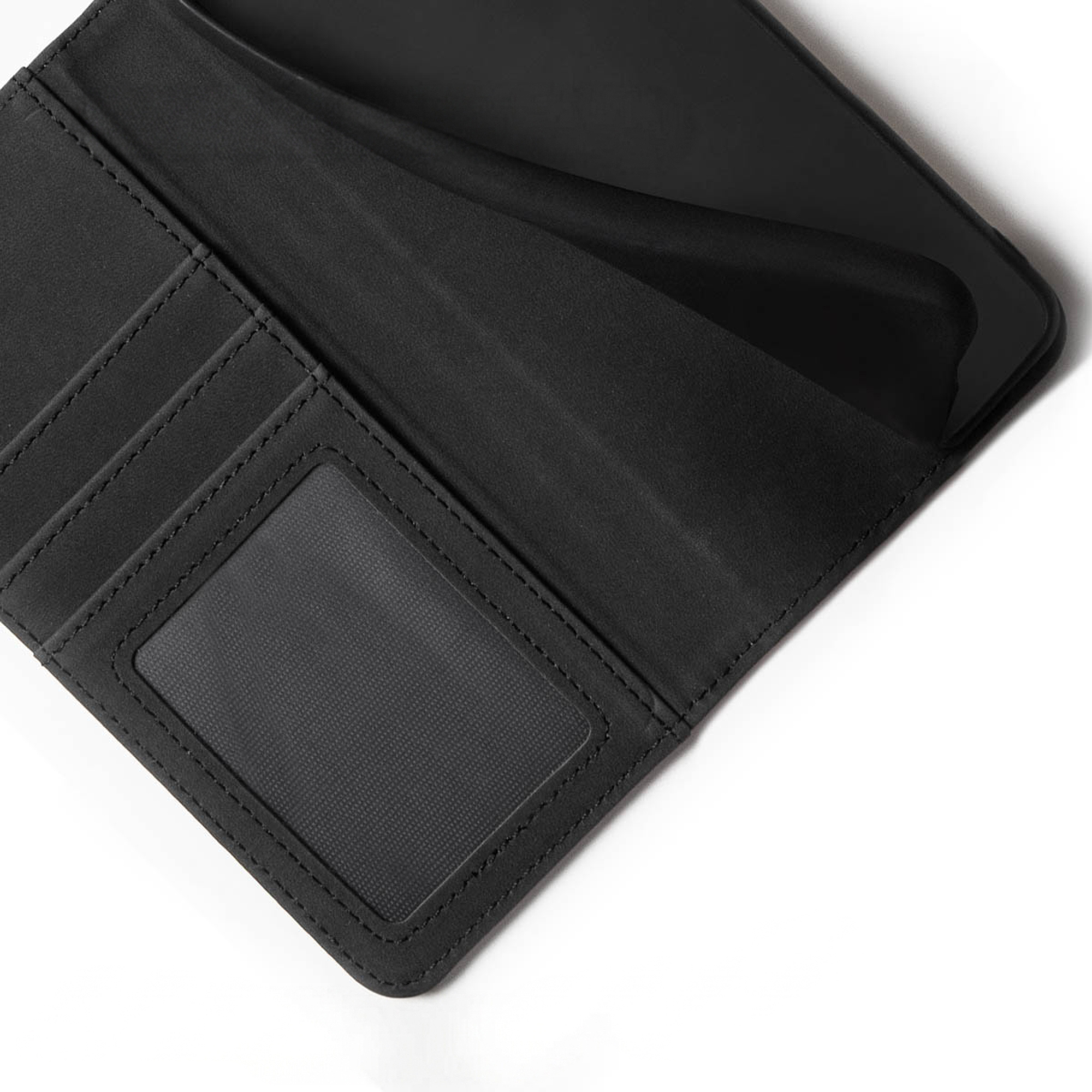 Un portafoglio in pelle nera aperto con fessure per carte e una finestra trasparente per documenti.