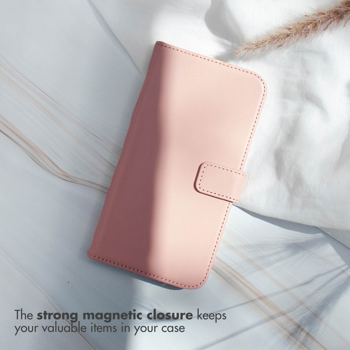 Étui de téléphone rose avec fermeture magnétique sur fond blanc avec texte.