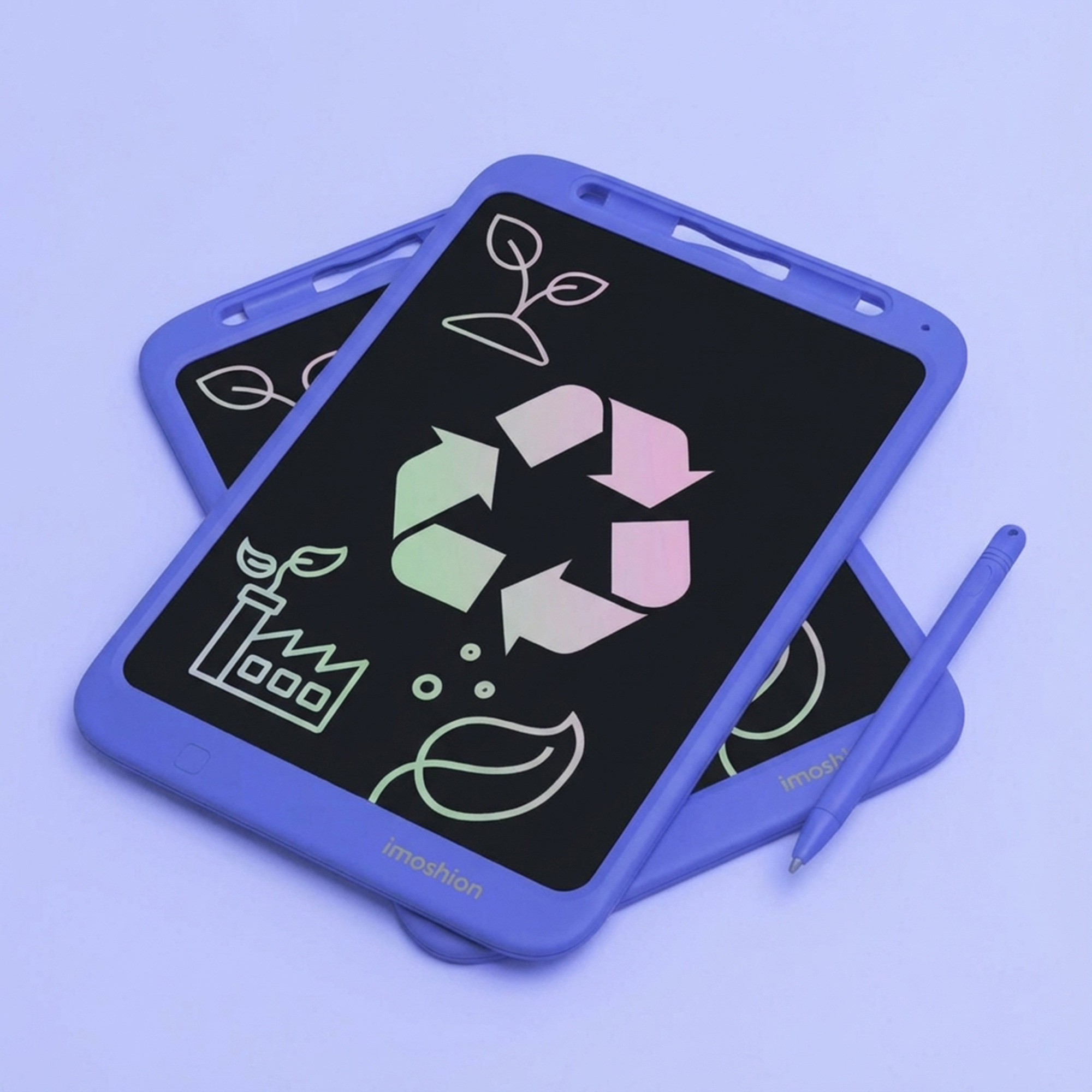 Due tavolette di scrittura LCD blu mostrano simboli ecologici colorati su schermi neri.