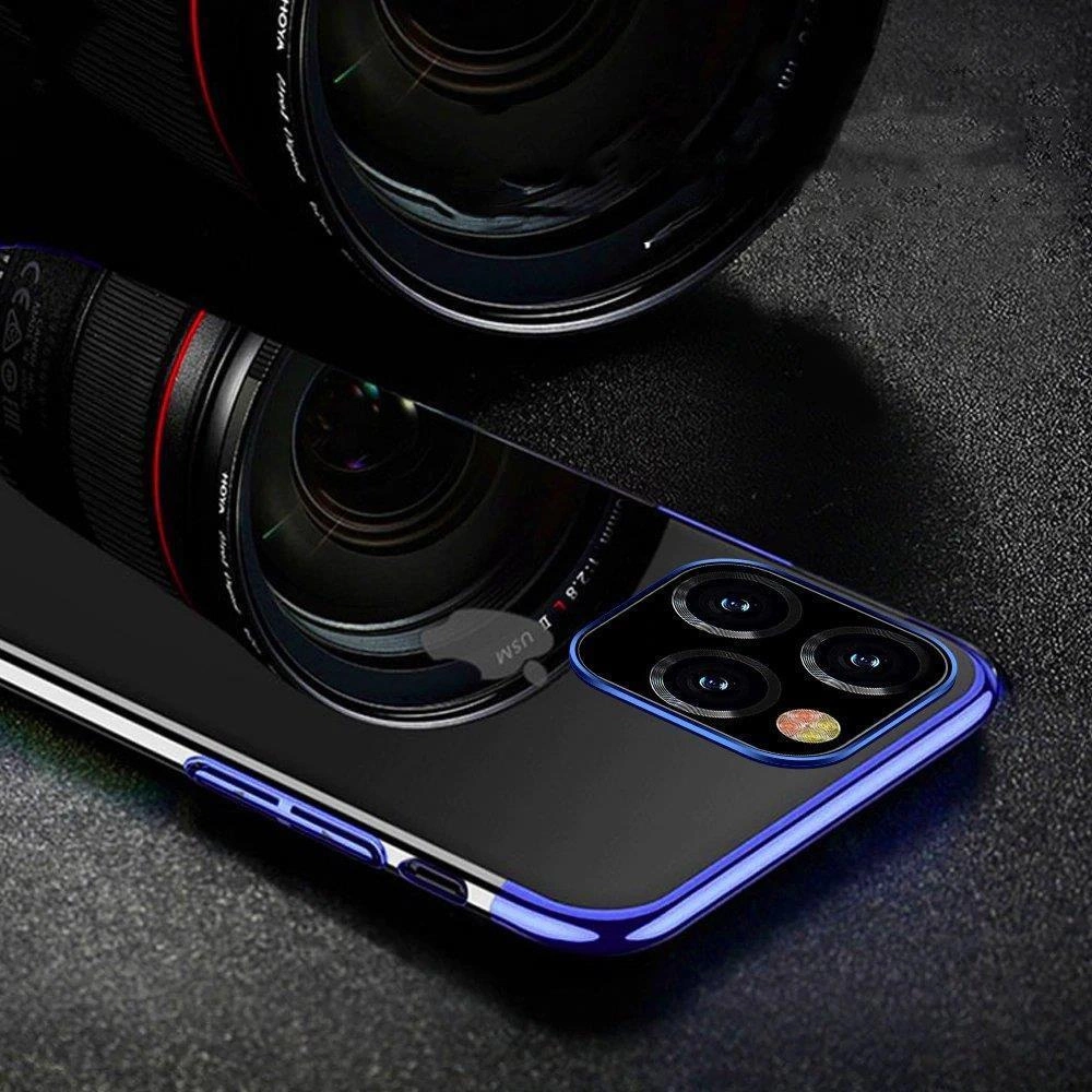 Uno smartphone con custodia blu riflette l'obiettivo di una fotocamera sulla superficie lucida.