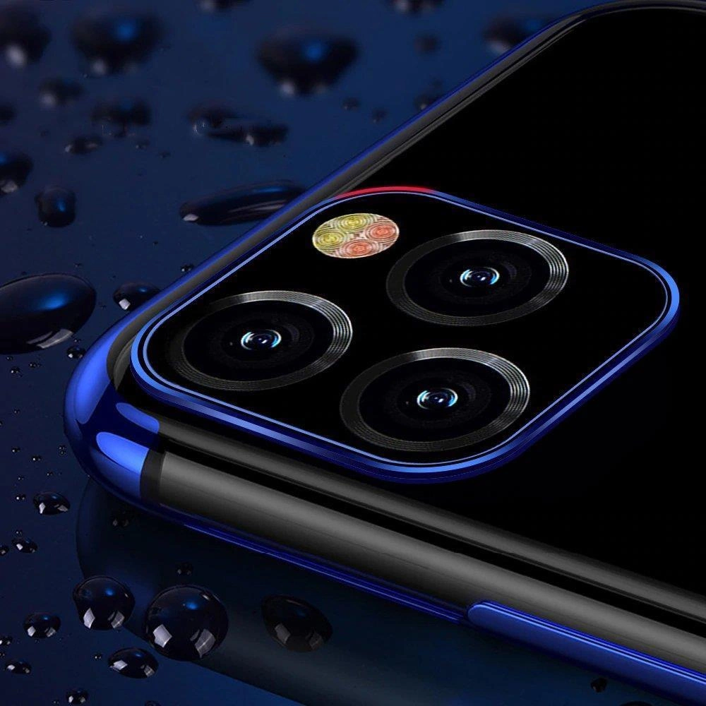 Primo piano di un modulo fotocamera per smartphone blu con tre lenti su una superficie bagnata.