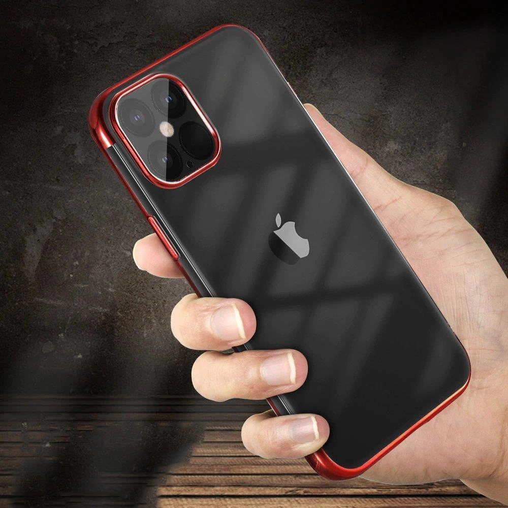 Mano tiene uno smartphone nero con cornice rossa e tripla fotocamera sul retro.