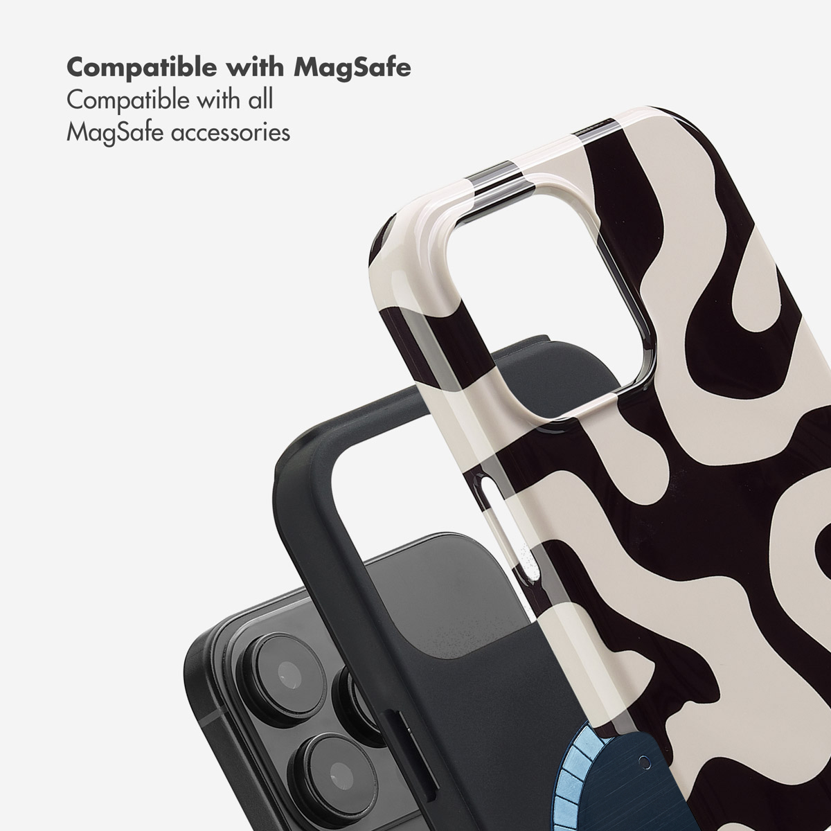 Custodia per telefono con motivo ondulato bianco e nero, compatibile MagSafe, su uno smartphone scuro.