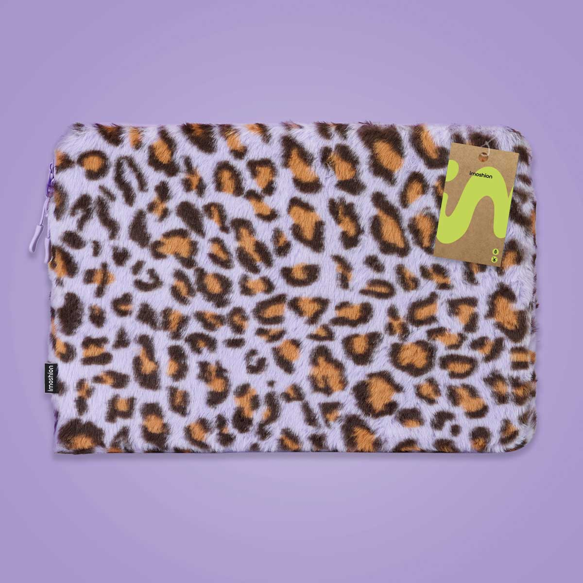 Funda para portátil morada y suave con estampado de leopardo marrón y negro y etiqueta en un fondo morado liso.