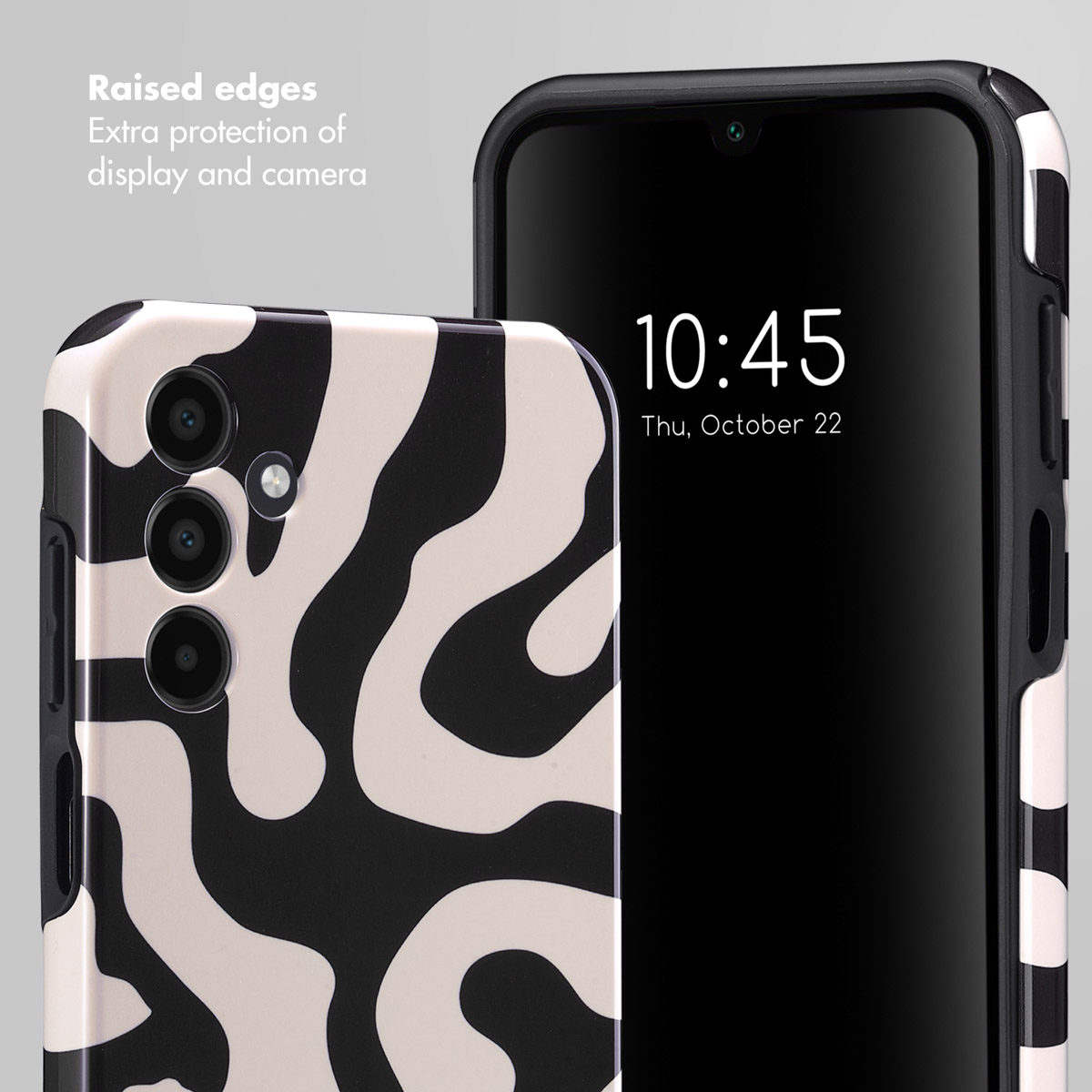 Un smartphone avec coque à motif abstrait noir et blanc, montrant des bords surélevés pour protéger l'écran.