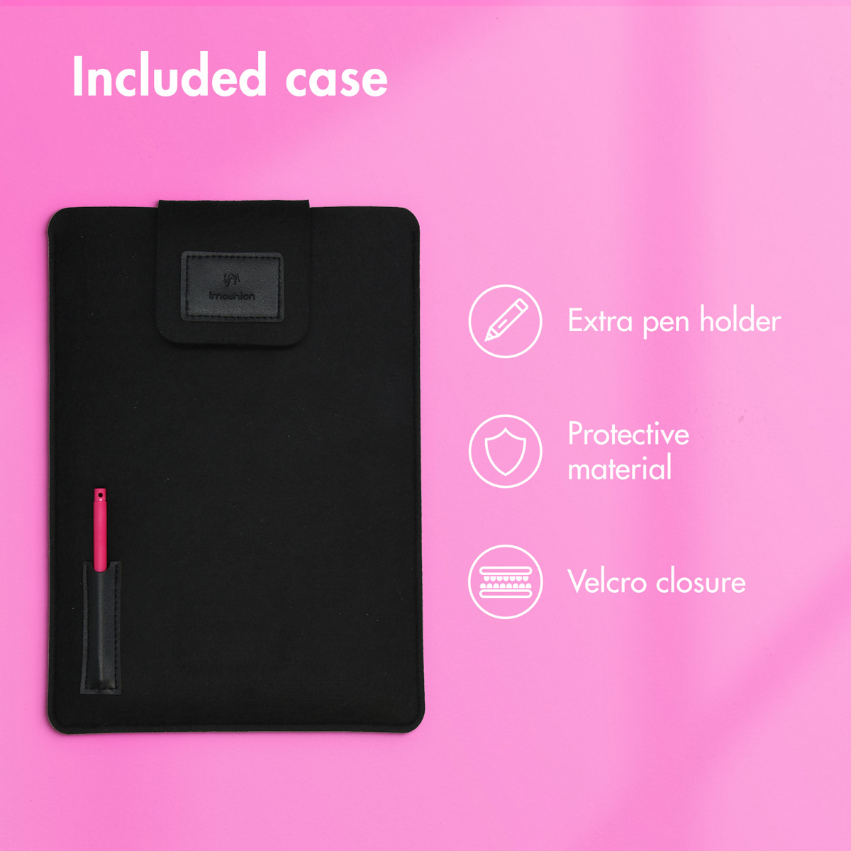 Una custodia in feltro nero con una penna rosa su sfondo rosa vivo, che evidenzia portapenne, materiale protettivo e chiusura in velcro.
