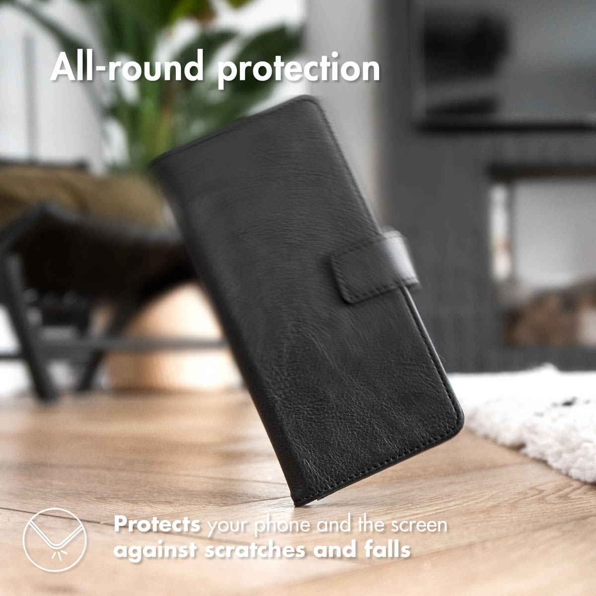 Una custodia in pelle nera per smartphone poggia su un pavimento in legno, sfondo sfocato.