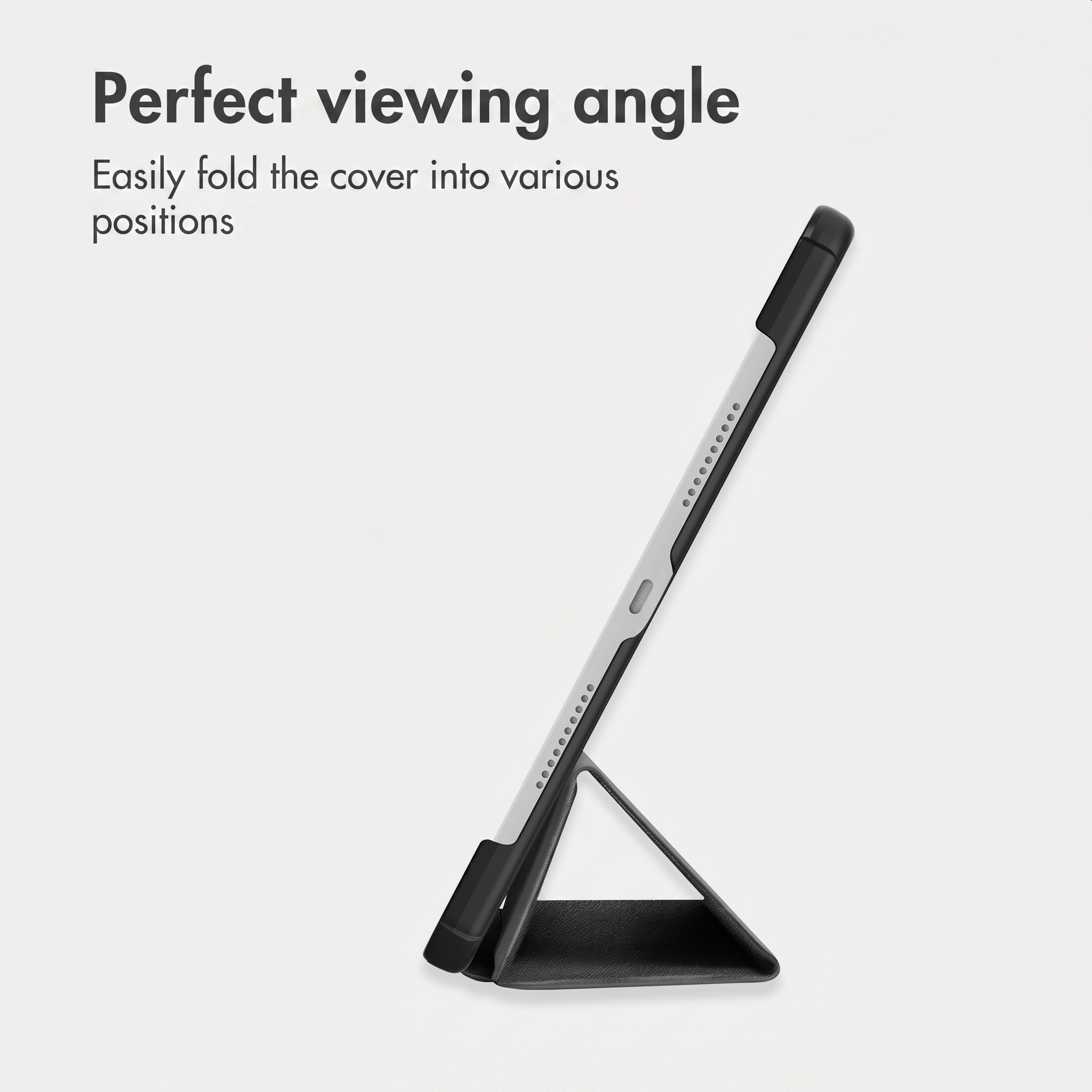 Un tablet in custodia nera è inclinato, sostenuto dalla cover piegata su sfondo bianco.