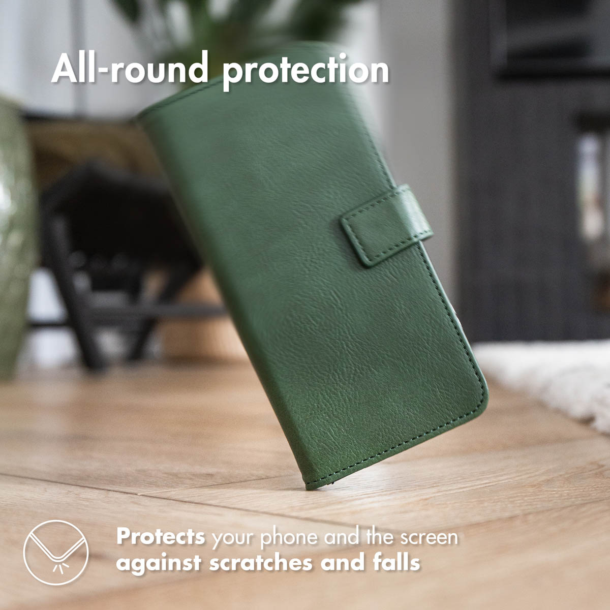 Custodia per telefono in pelle verde su pavimento in legno.