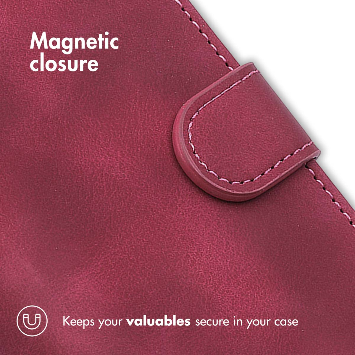 Close-up van een roze leren telefoonhoesje met een magnetische sluiting en witte stiksels.