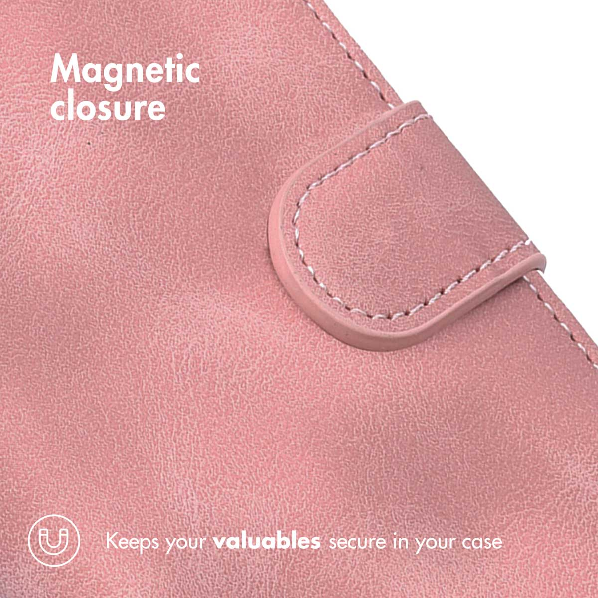 Close-up van een roze kunstlederen hoesje met magnetische sluiting en witte stiksels.