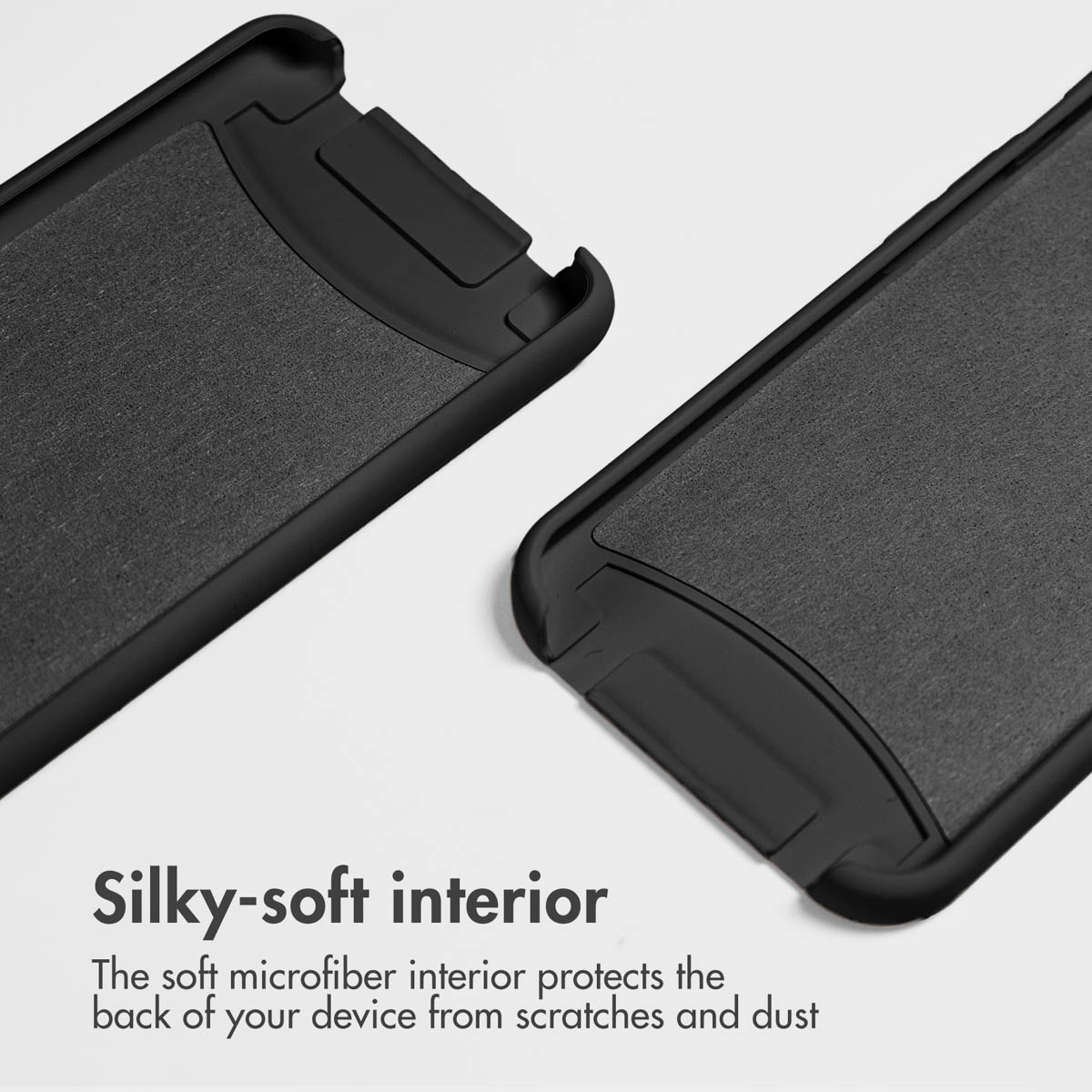 Deux coques de protection noires avec intérieur en microfibre douce sur fond clair.