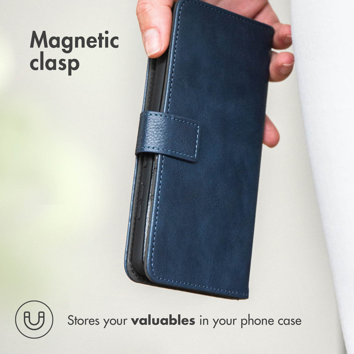 Una mano tiene una custodia per cellulare blu chiusa con chiusura magnetica.