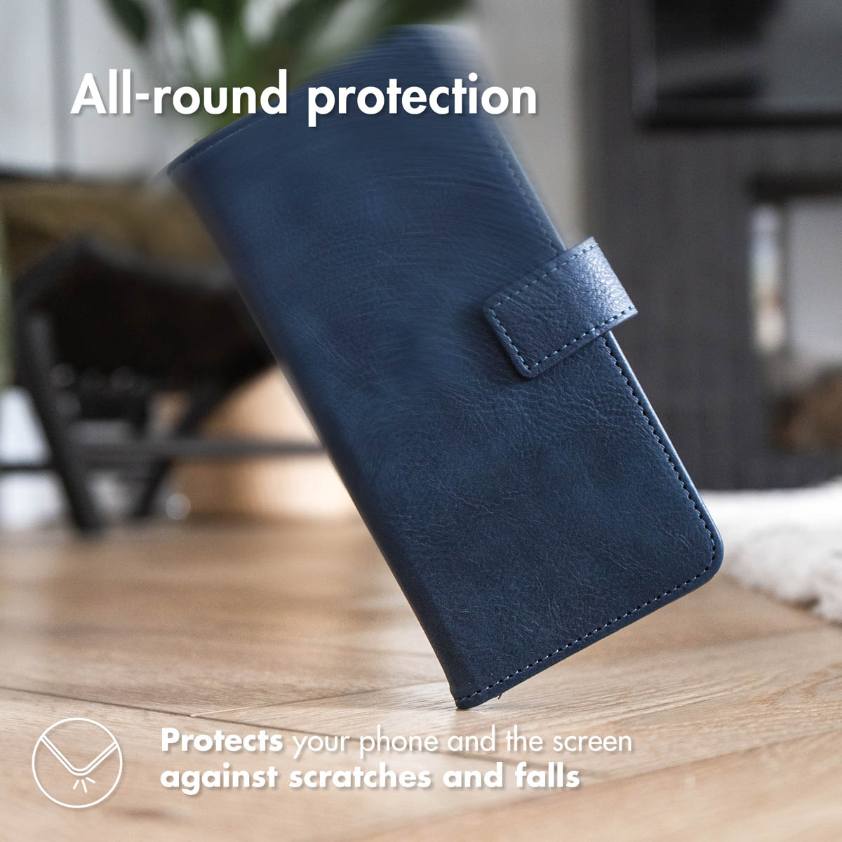 Custodia per telefono in pelle blu su pavimento in legno con testo.