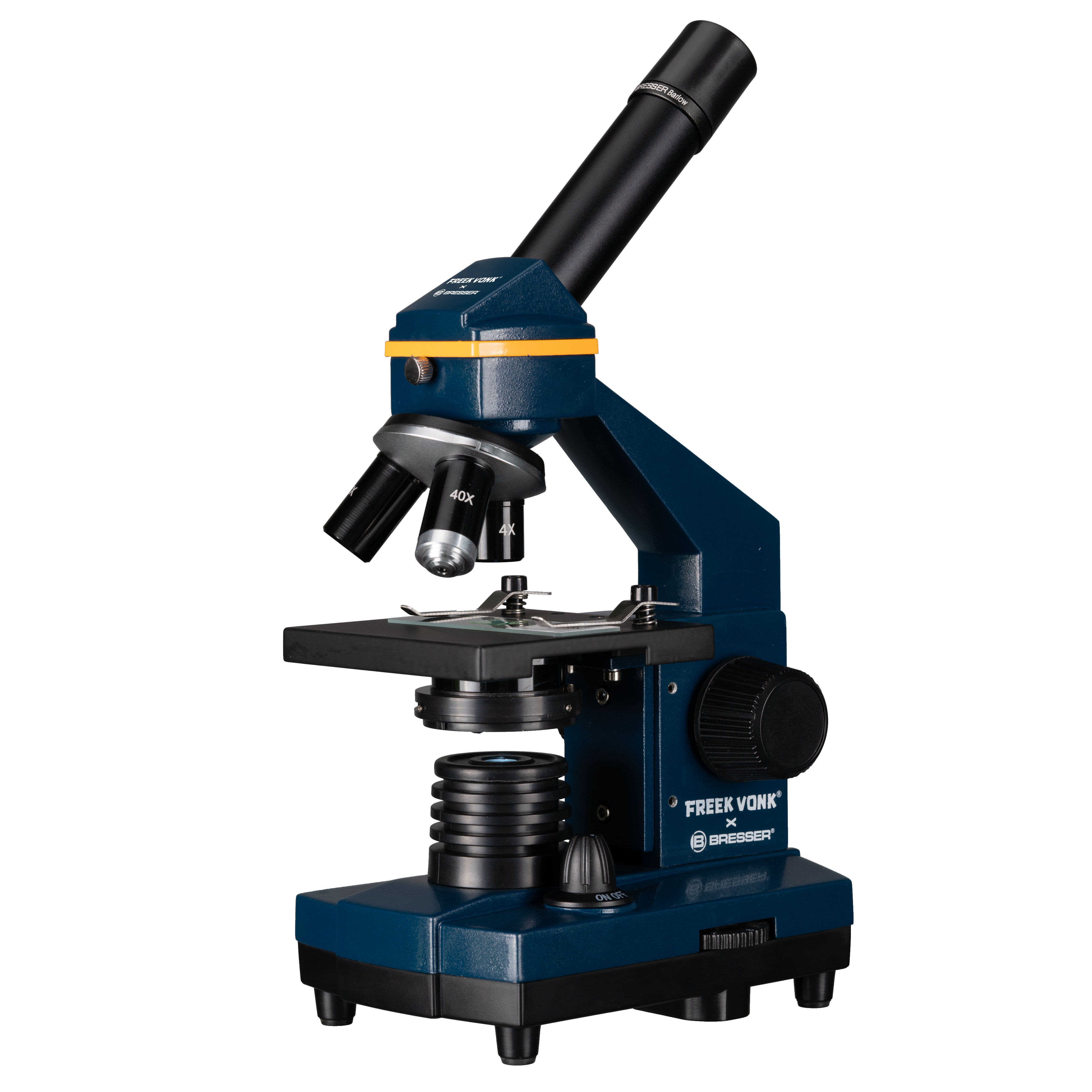 Un microscopio azul Bresser con lentes objetivo giratorias sobre fondo blanco.