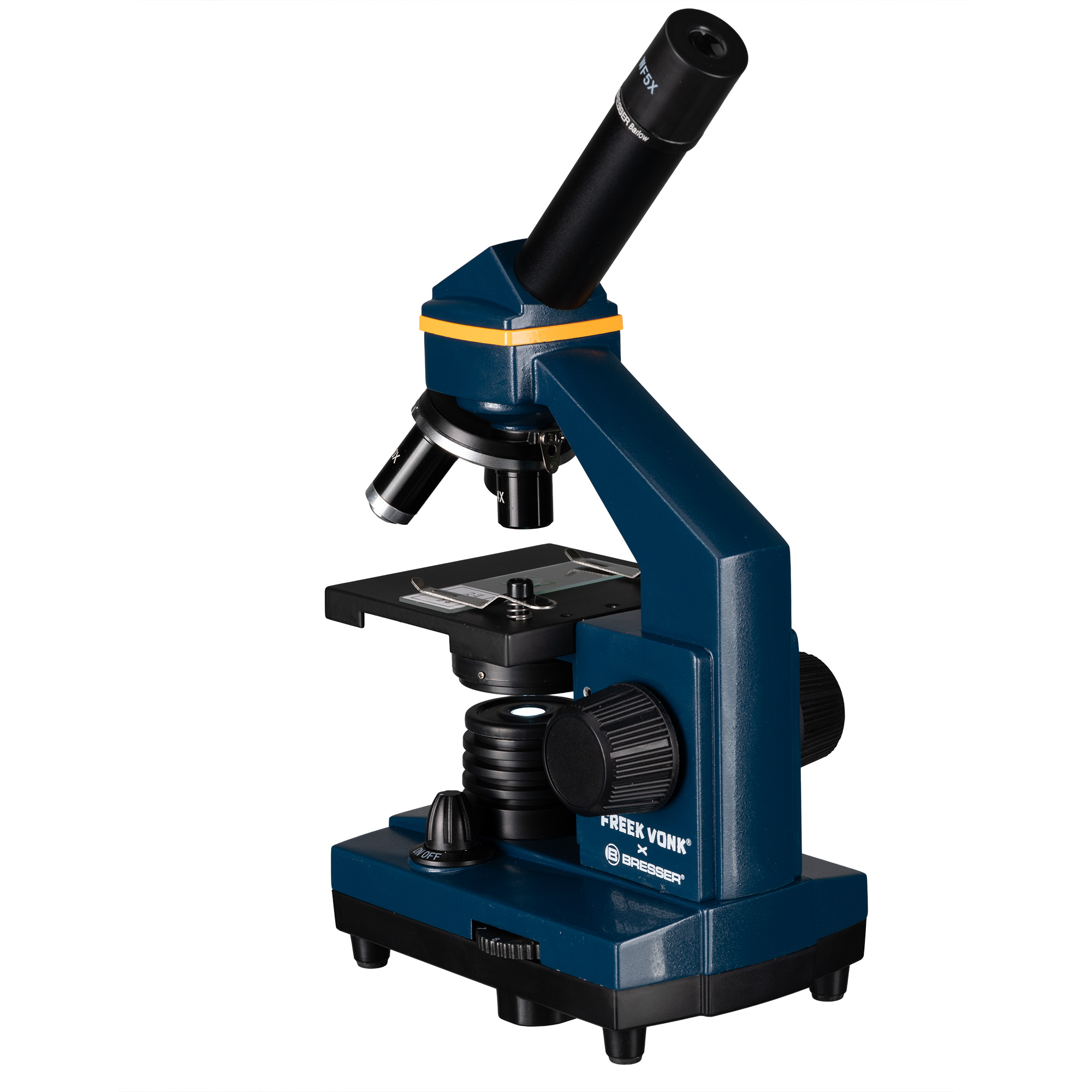 Un microscopio Bresser azul y negro con platina de muestras sobre fondo blanco.