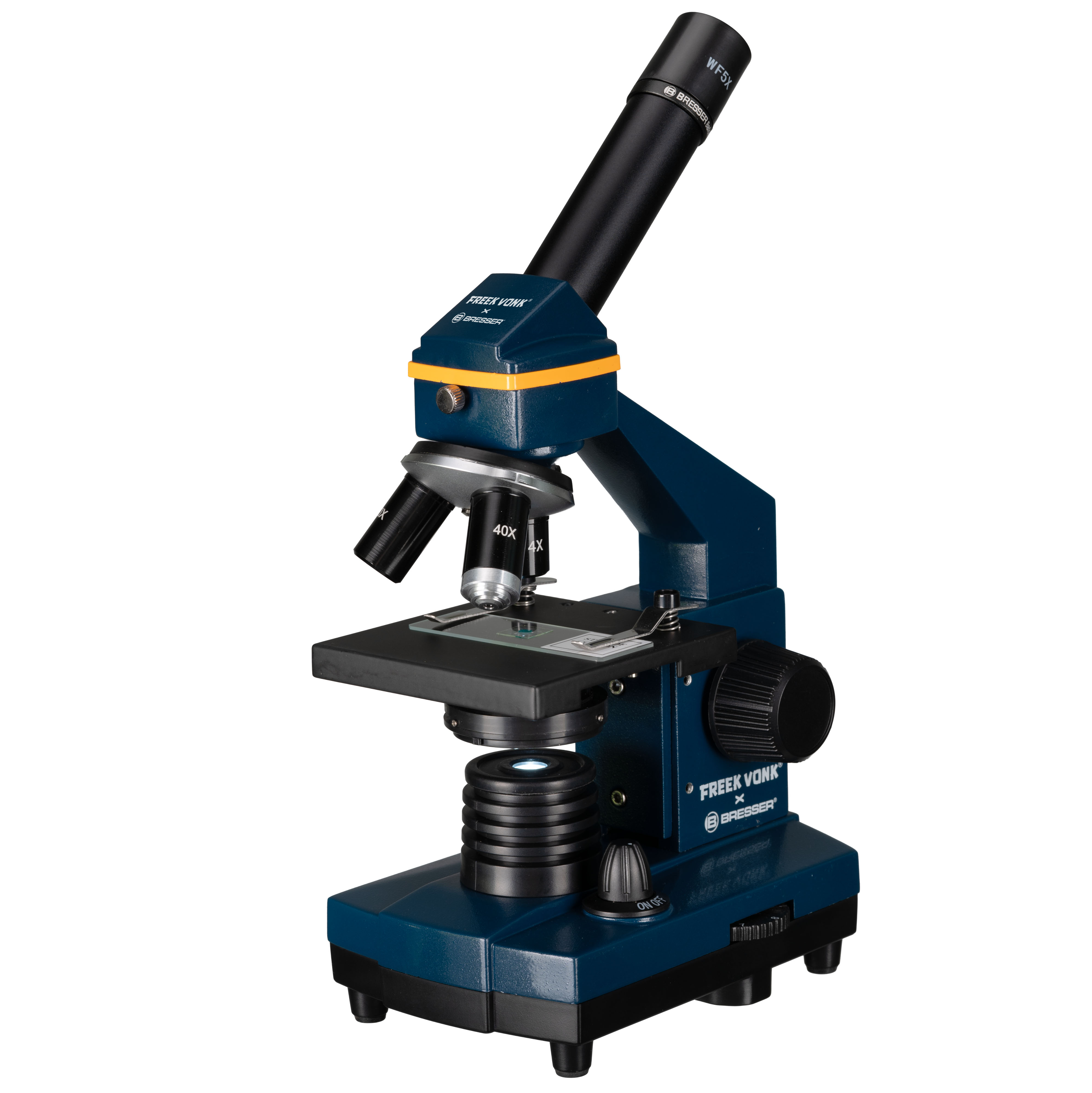 Un microscopio azul y negro con una placa en la platina, sobre fondo blanco.