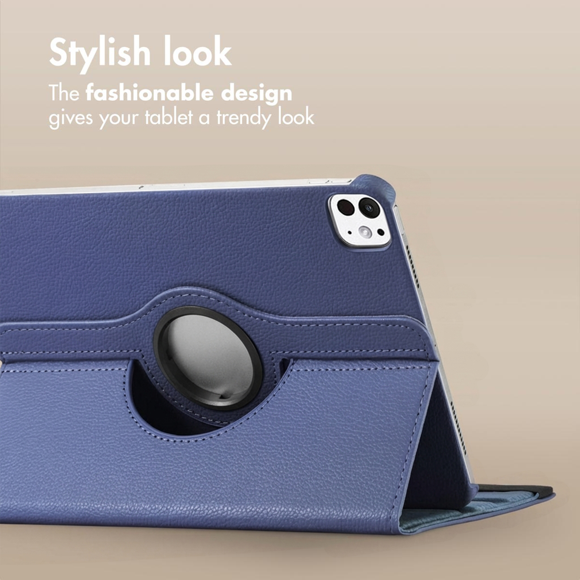 Een tablet in een stijlvolle blauwe lederen hoes met standaard, tegen een beige achtergrond.