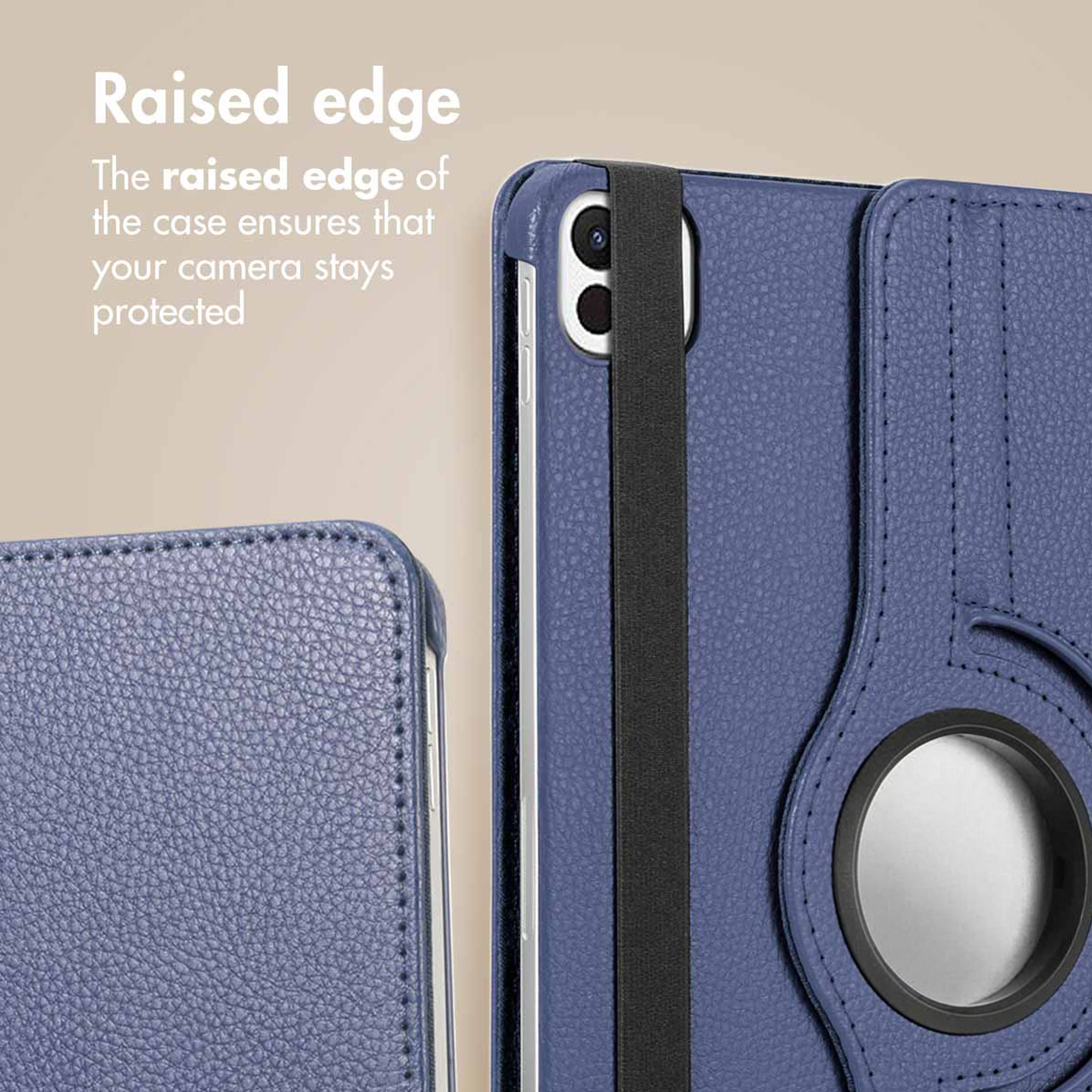 Blauwe tablethoes met opstaande rand ter bescherming van de camera en elastische band.