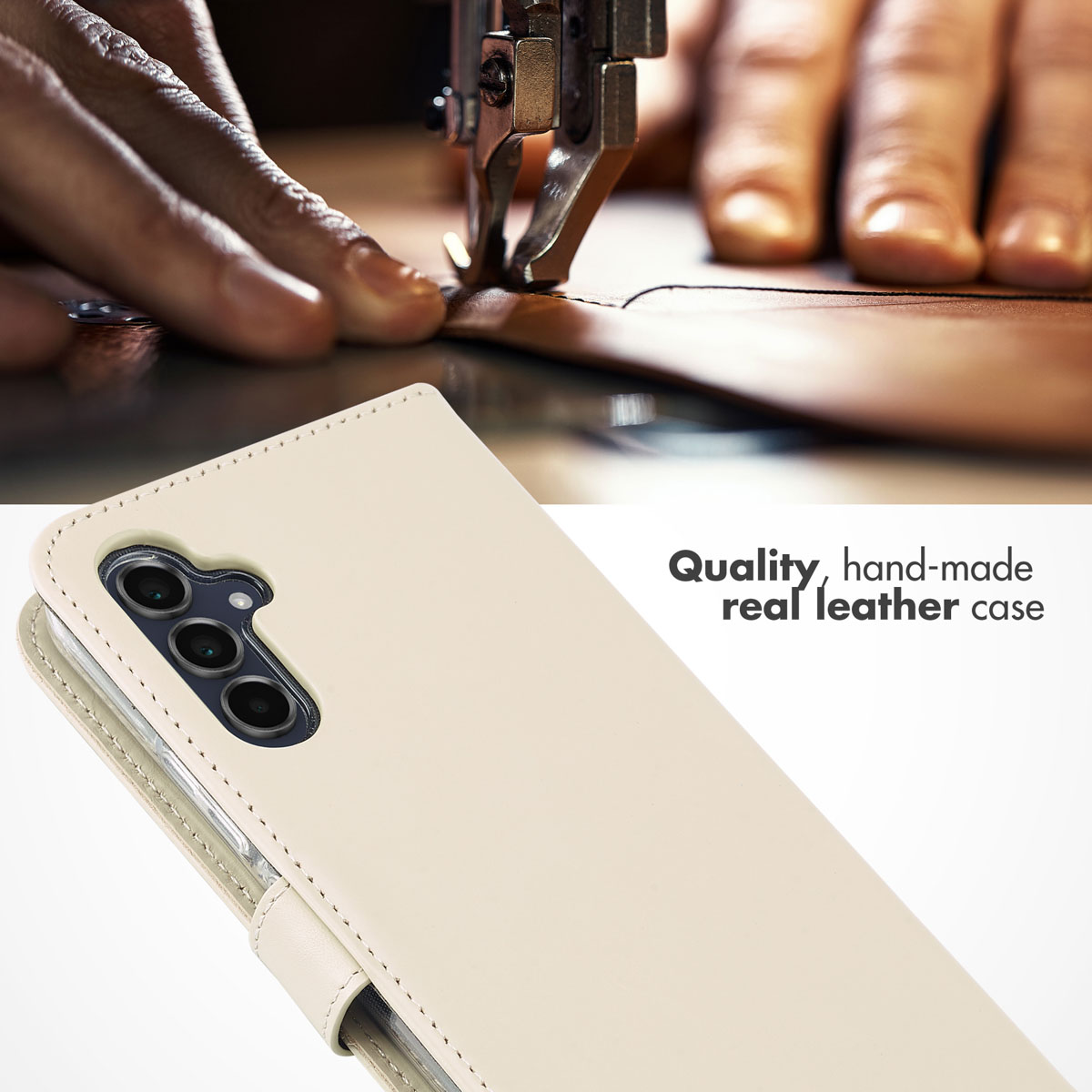 Un étui de téléphone en cuir beige au premier plan, avec des mains cousant du cuir à la machine à l'arrière-plan.