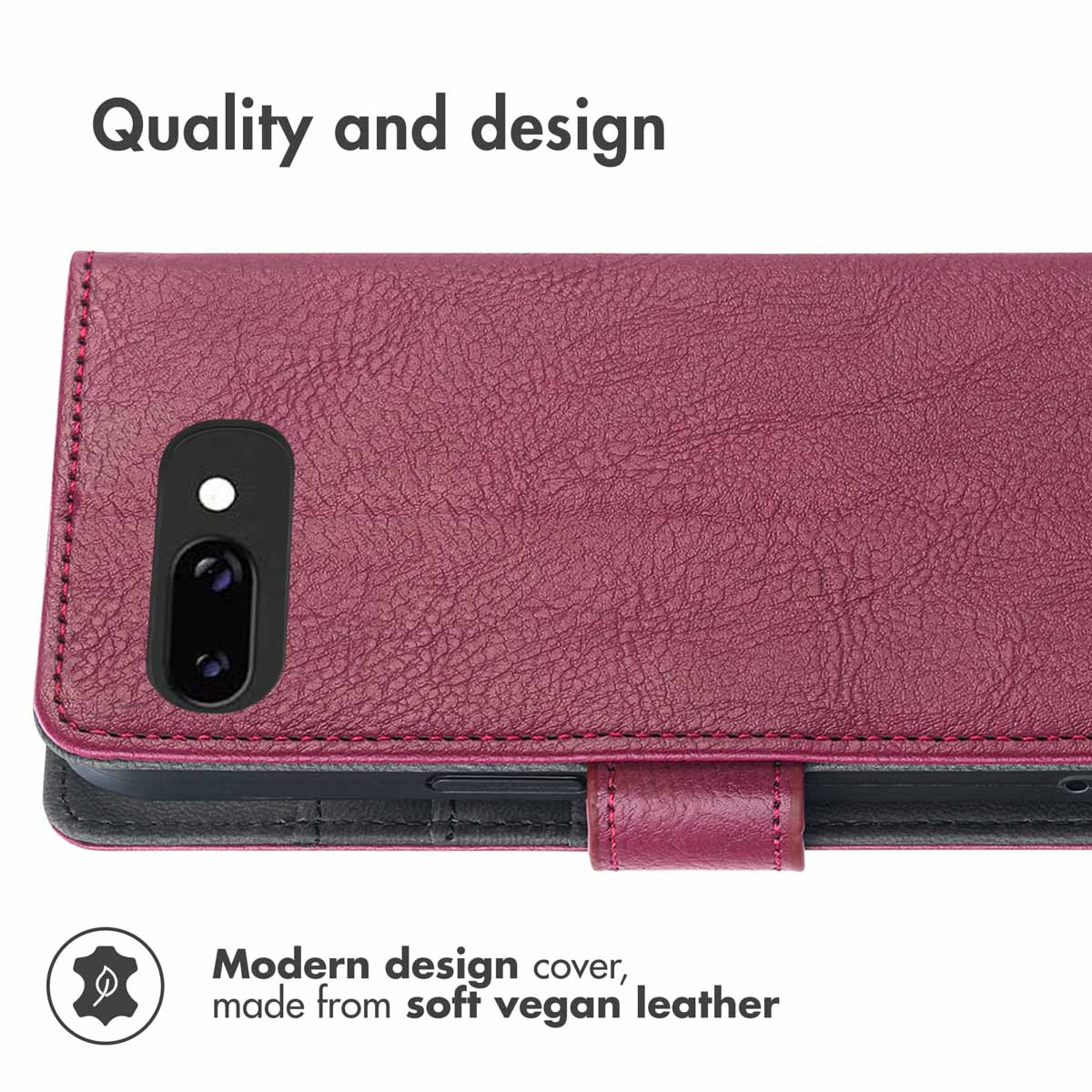 Primo piano di una custodia per telefono in ecopelle magenta scuro con cuciture e foro per fotocamera.