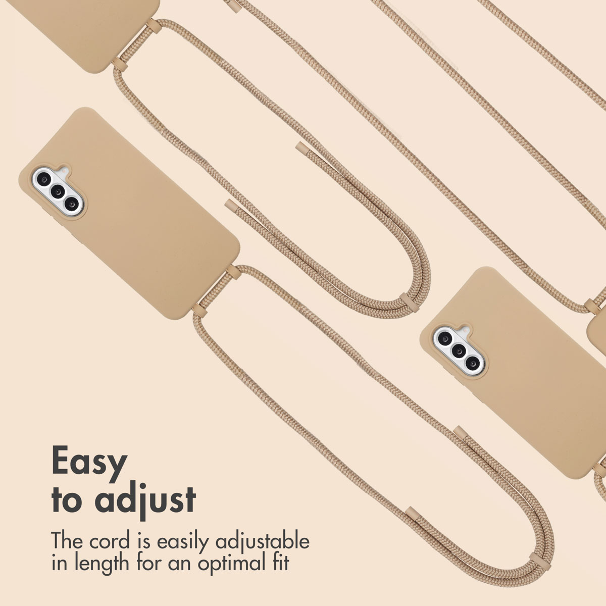 Coques de téléphone beiges avec de longues cordes réglables sur fond clair.