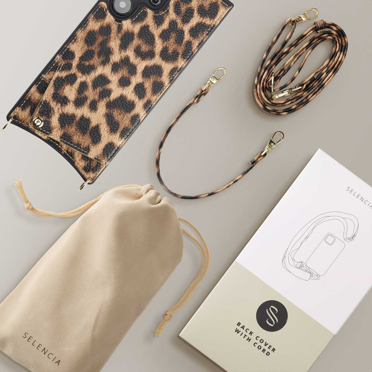 Funda de móvil con estampado de leopardo, correas, bolsa y caja en fondo claro.