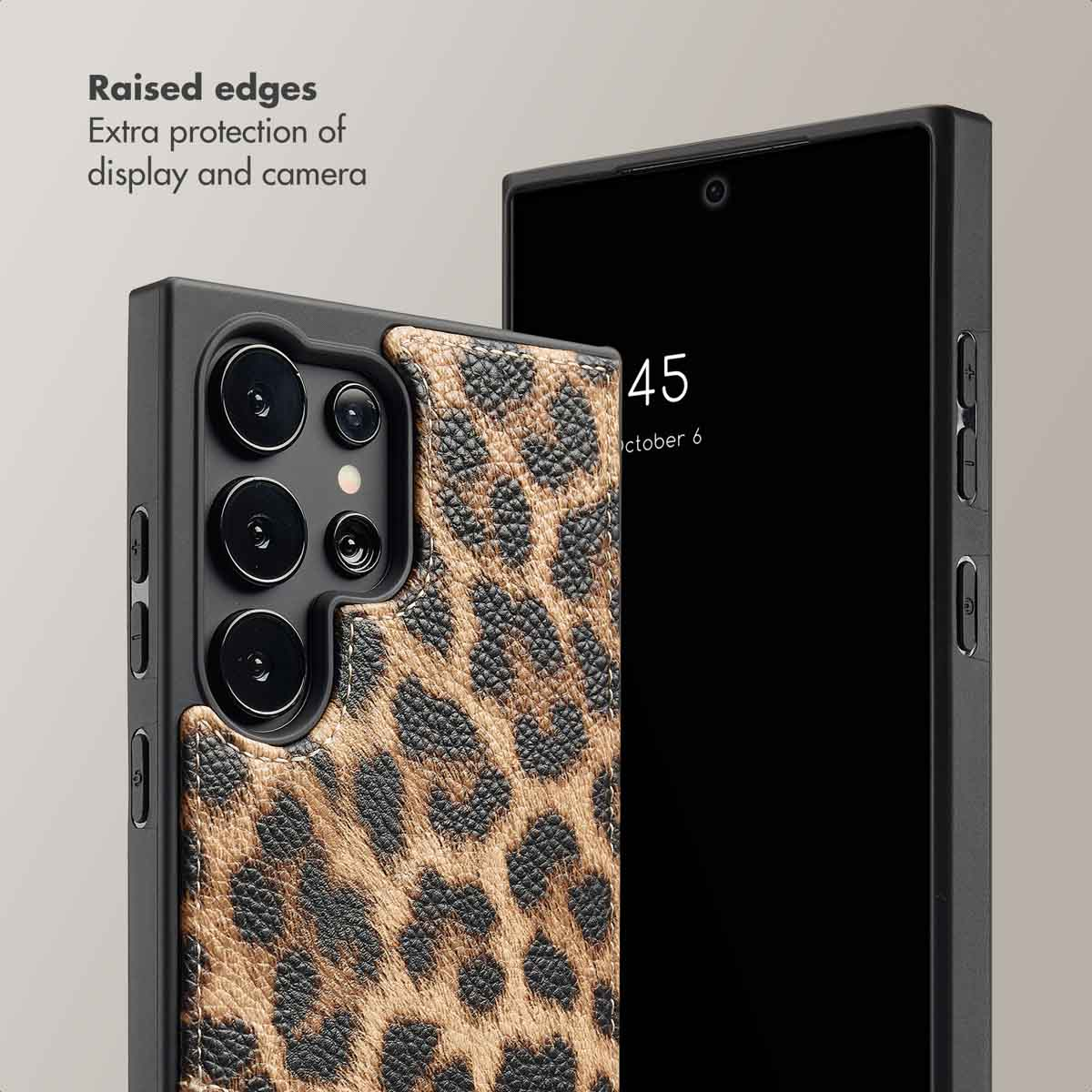 Smartphone en funda de cuero con estampado de leopardo y bordes elevados para mayor protección.