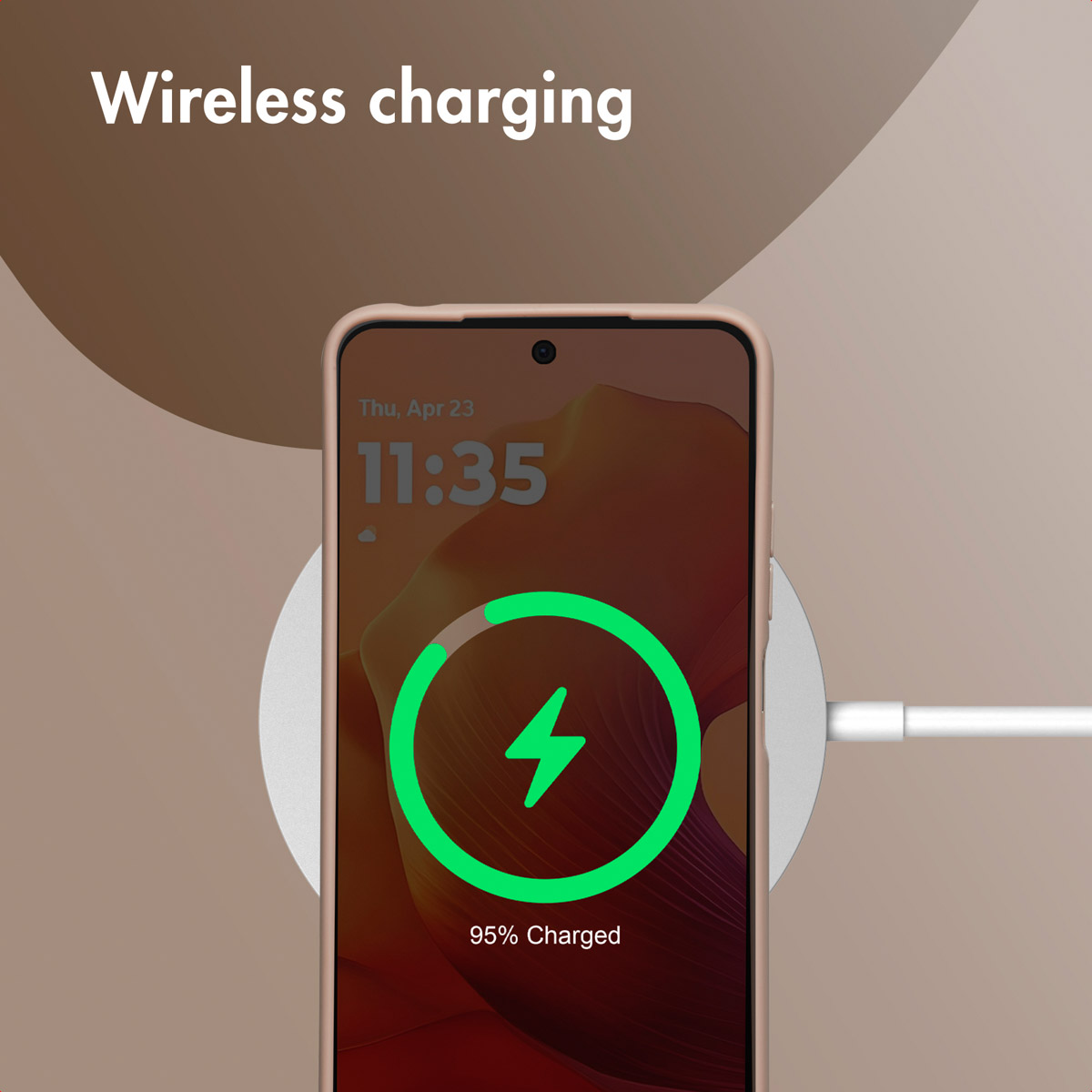 Carga inalambrica: Un smartphone descansa sobre una base redonda y muestra 95% de bateria.