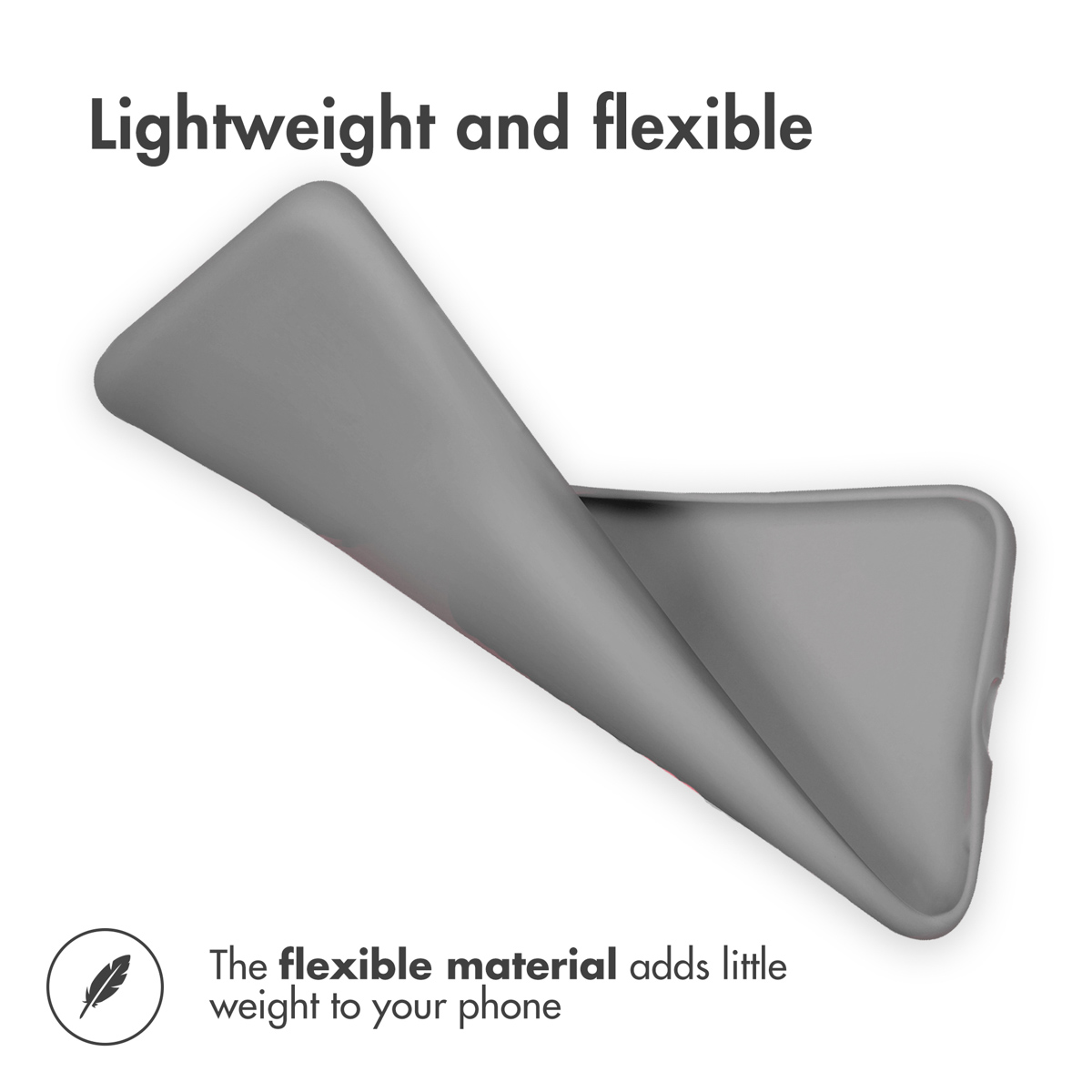 Se muestra una funda de teléfono gris y flexible ligeramente doblada, con texto arriba y abajo.